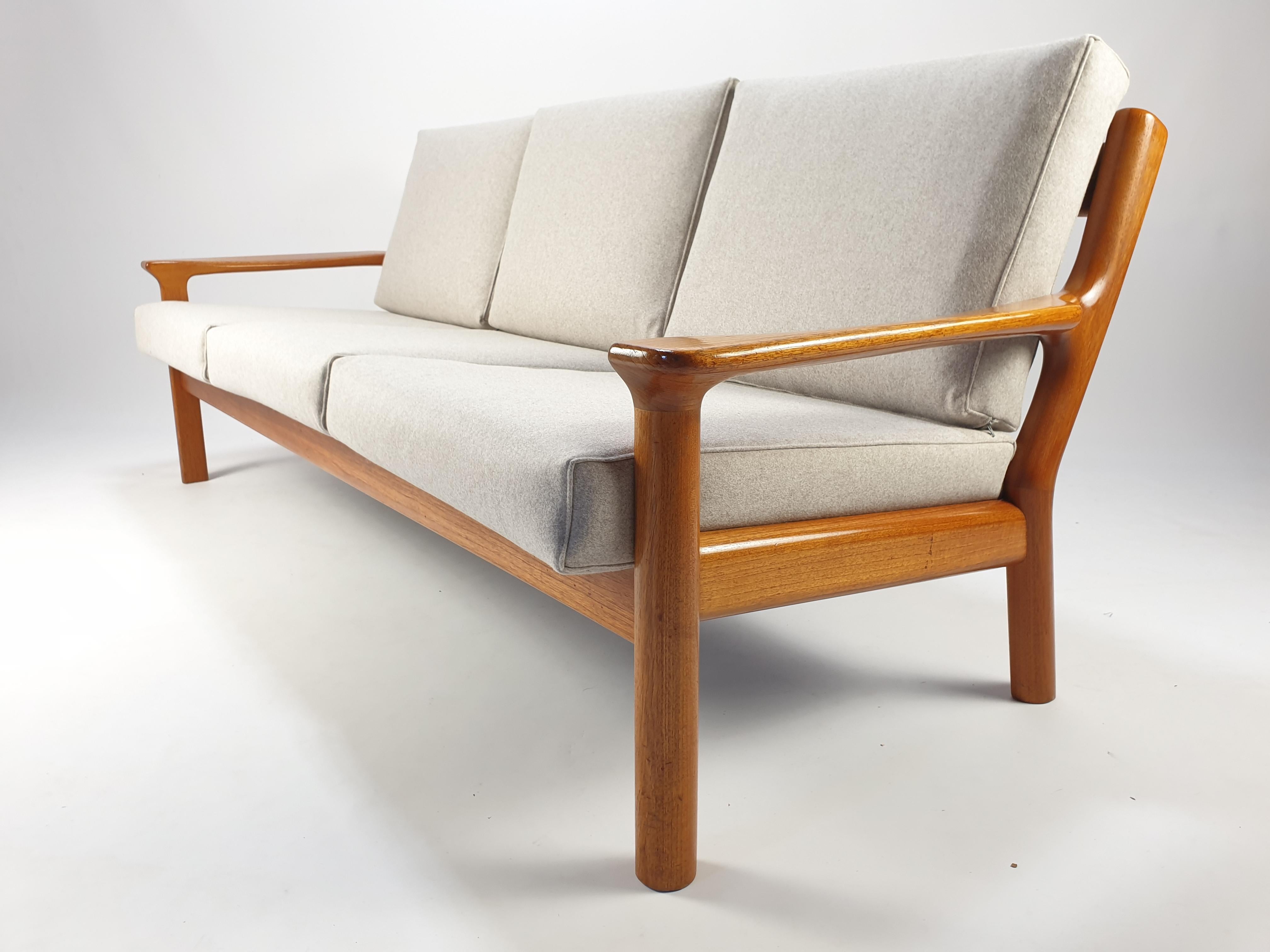 Mid Century 3-Sitzer-Sofa aus Teakholz von Juul Kristensen für Glostrup, 1970er Jahre im Zustand „Gut“ im Angebot in Oud Beijerland, NL