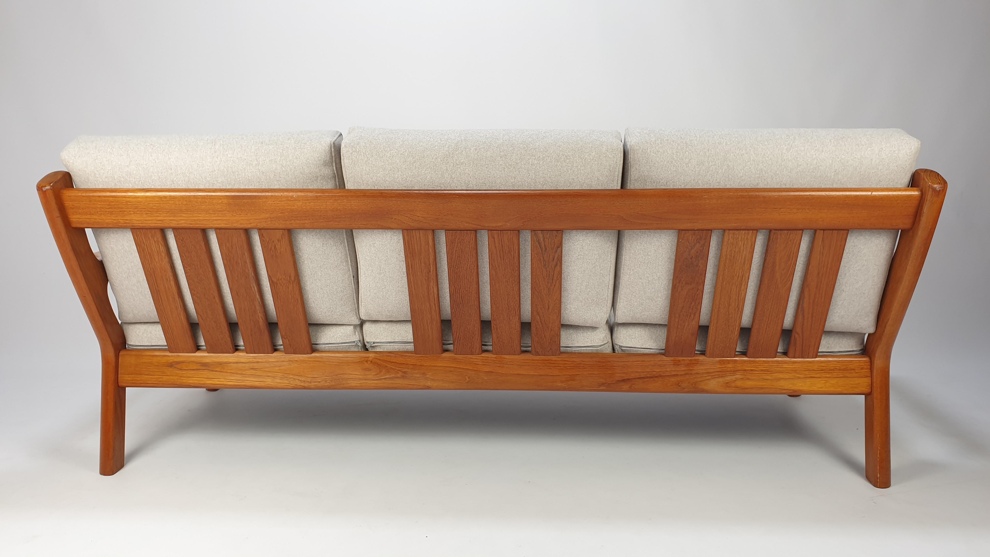 Mid Century 3-Sitzer-Sofa aus Teakholz von Juul Kristensen für Glostrup, 1970er Jahre (Stoff) im Angebot