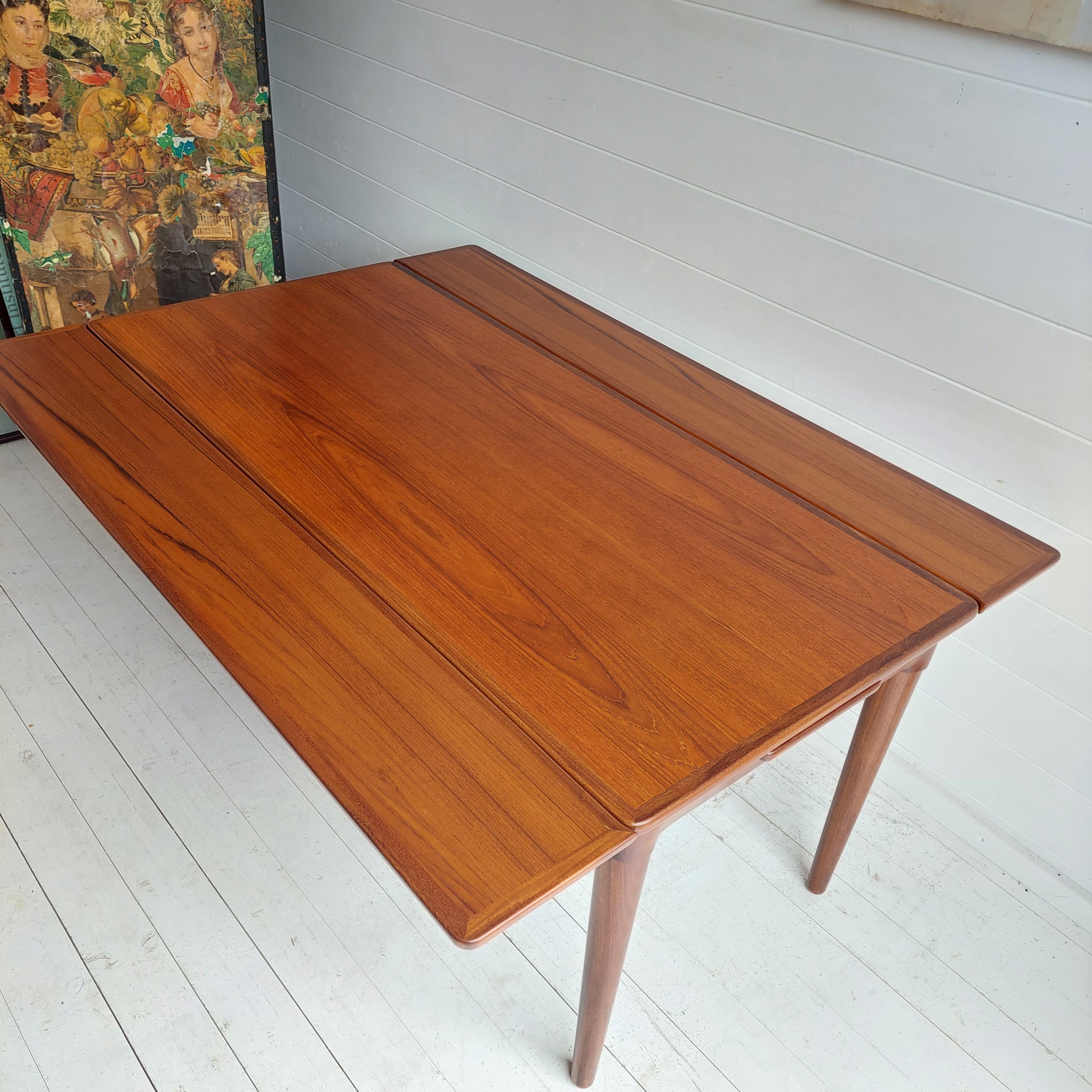 Elegant coffee tablee designed probably by H.W. Klein and manufactured in Denmark by BC Mobler.
1960/70s
This table has sculpted corners with beautiful wood grain and color.
Marked underneath with BC Mobler stamp.
Danish coffee table from the