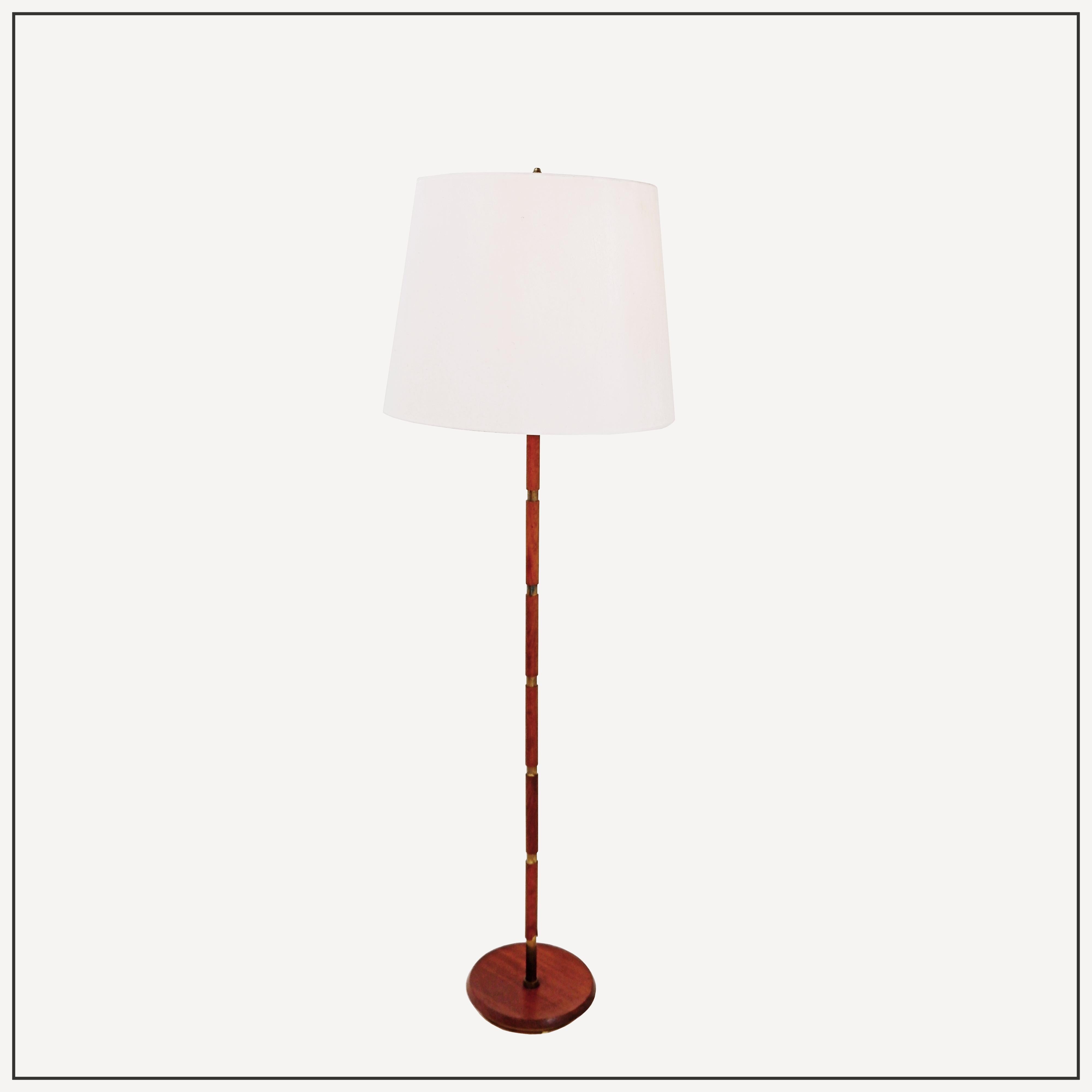 Lámpara de pie de teca y latón de mediados de siglo, Dinamarca, años 60
Lámpara de pie - Escandinava de mediados de siglo
Medidas : base : Ø 25cm 
H Varialble : 165 cm - 155cm 
Pantalla : Ø 50cm 
Materiales : latón - madera 