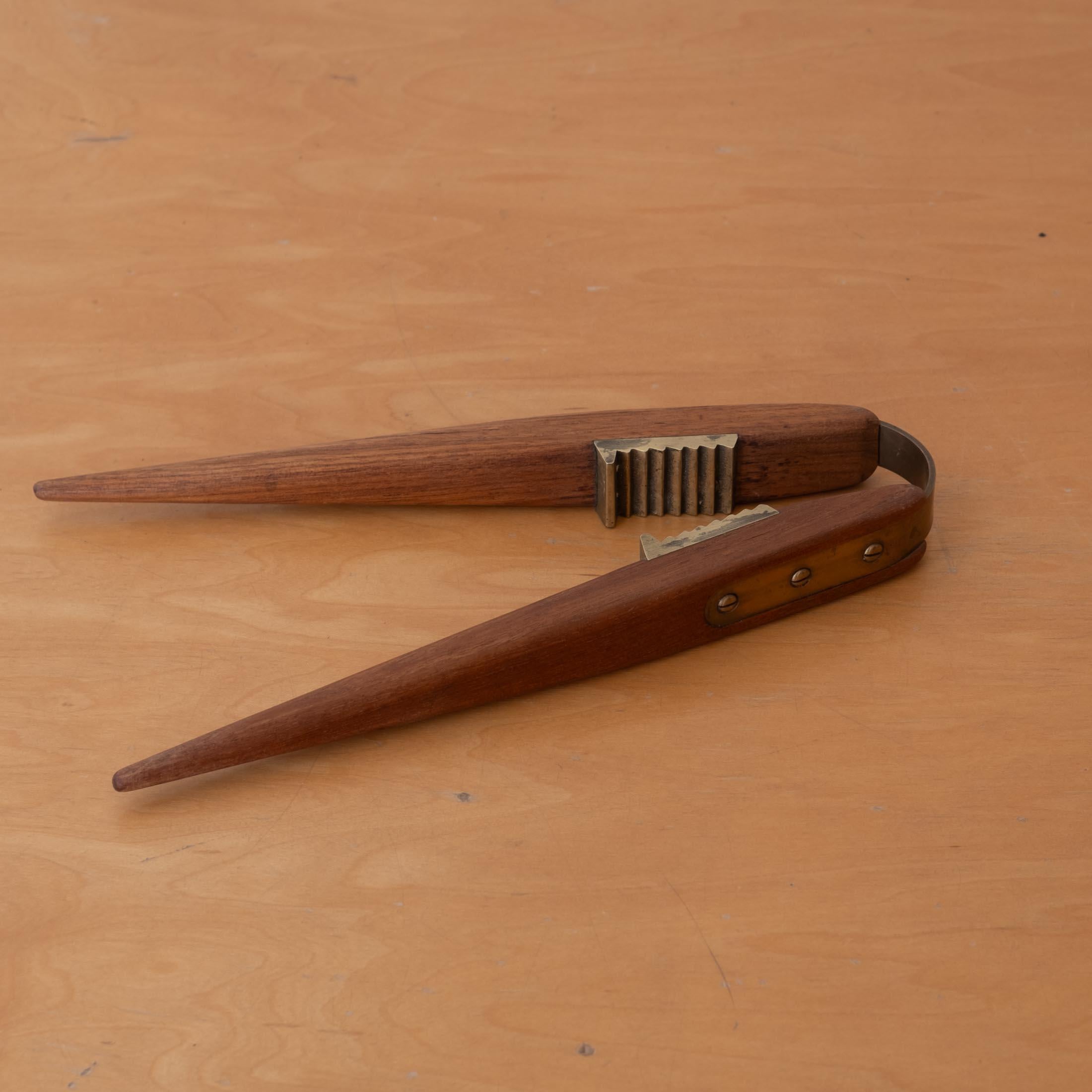 Cascanueces de teca y latón de mediados de siglo 1950 en venta 4