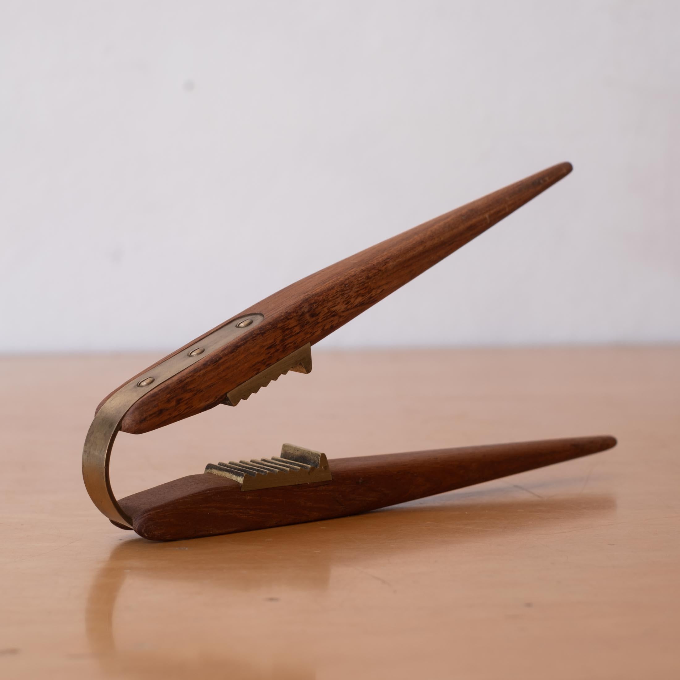 Un estupendo cascanueces de teca y latón de mediados de siglo. Hermosa artesanía. Sin firmar. 1950s
