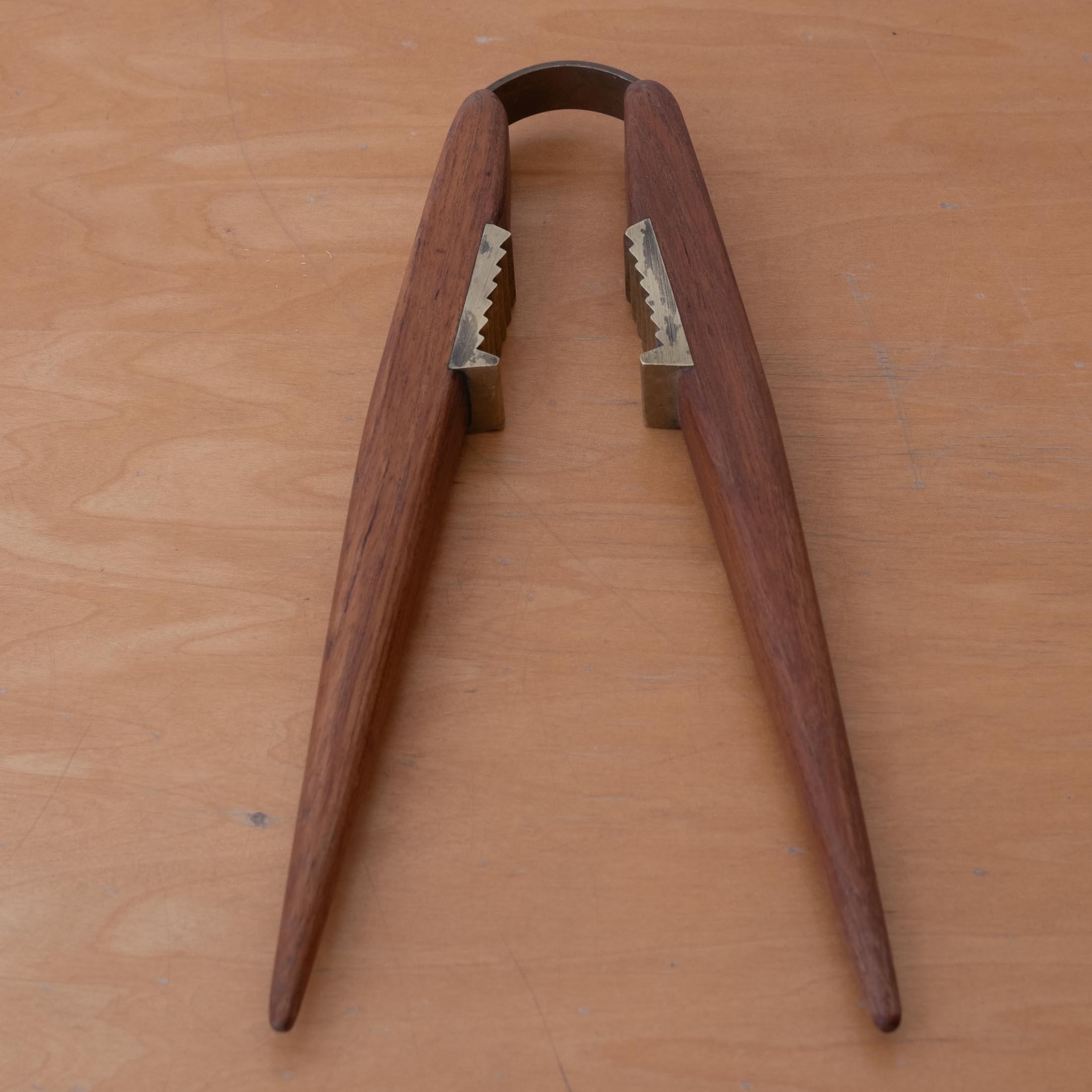 Cascanueces de teca y latón de mediados de siglo 1950 Moderno de mediados de siglo en venta