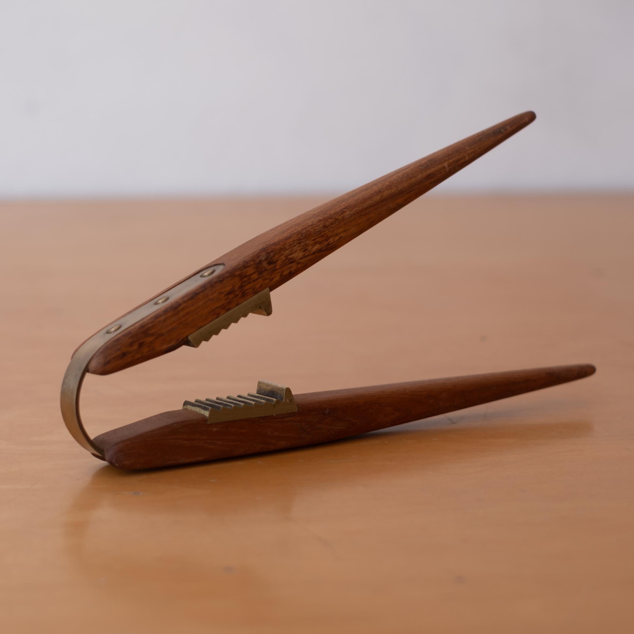 Cascanueces de teca y latón de mediados de siglo 1950 en Bueno estado para la venta en San Diego, CA