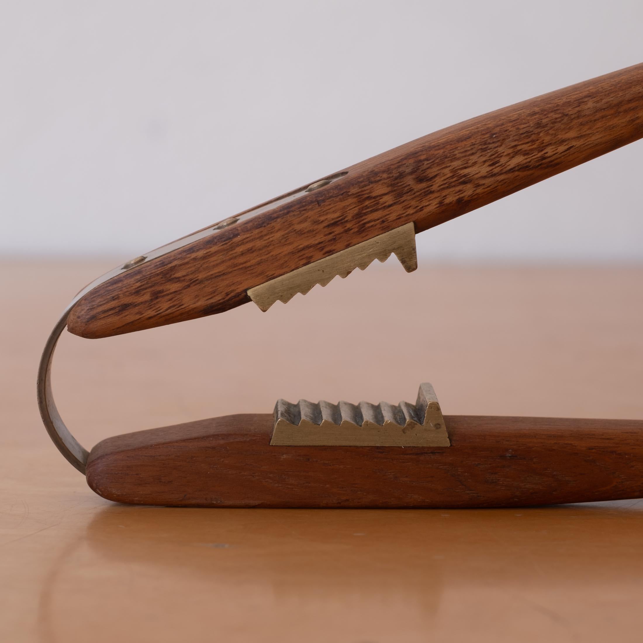 Cascanueces de teca y latón de mediados de siglo 1950 Latón en venta