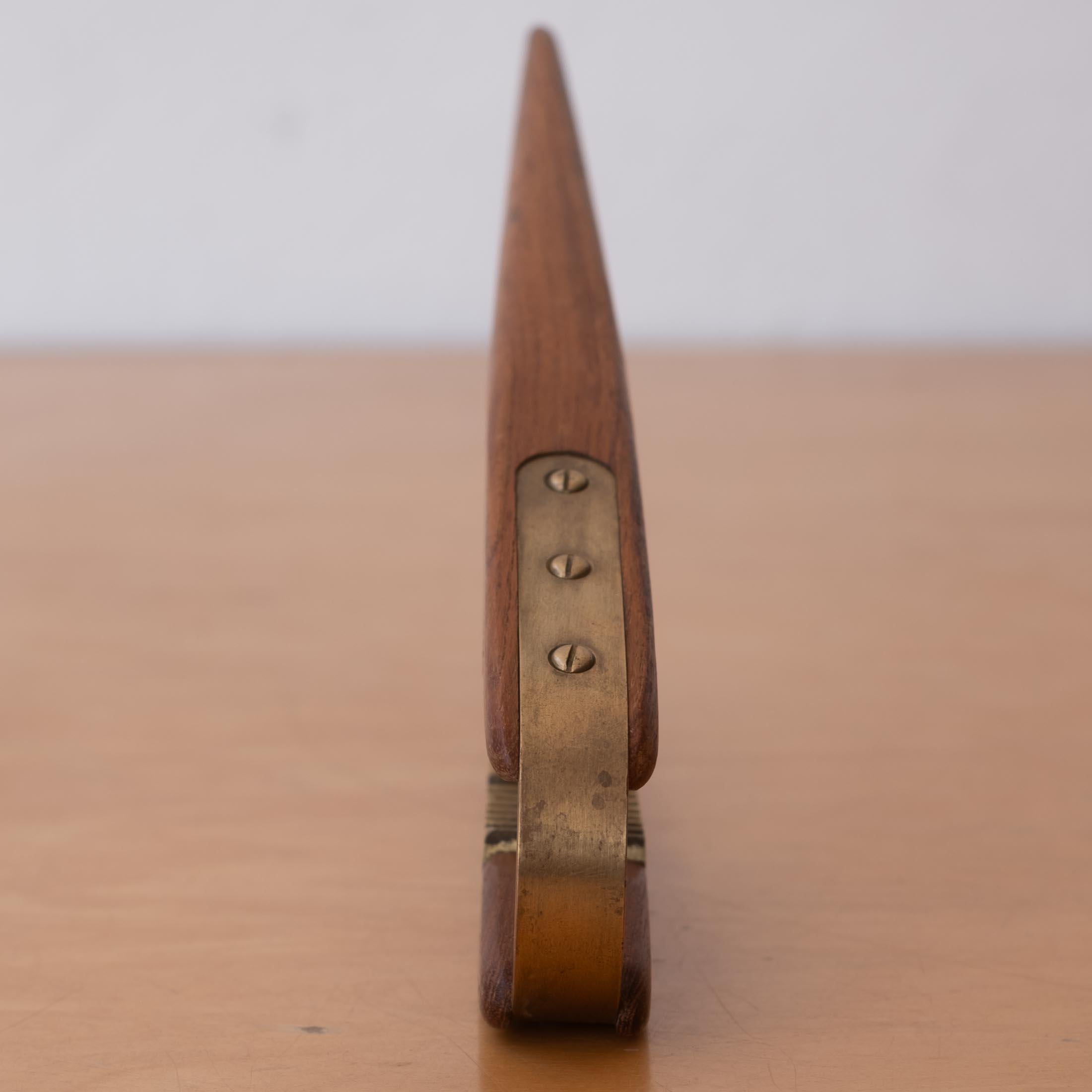 Cascanueces de teca y latón de mediados de siglo 1950 en venta 1