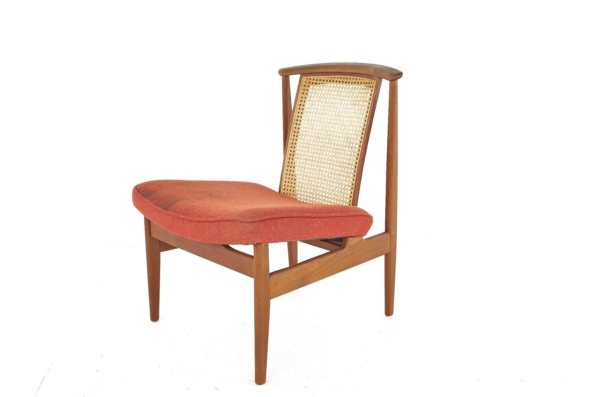 Mid-Century Modern Chaise d'appoint en teck et rotin du milieu du siècle dernier en vente