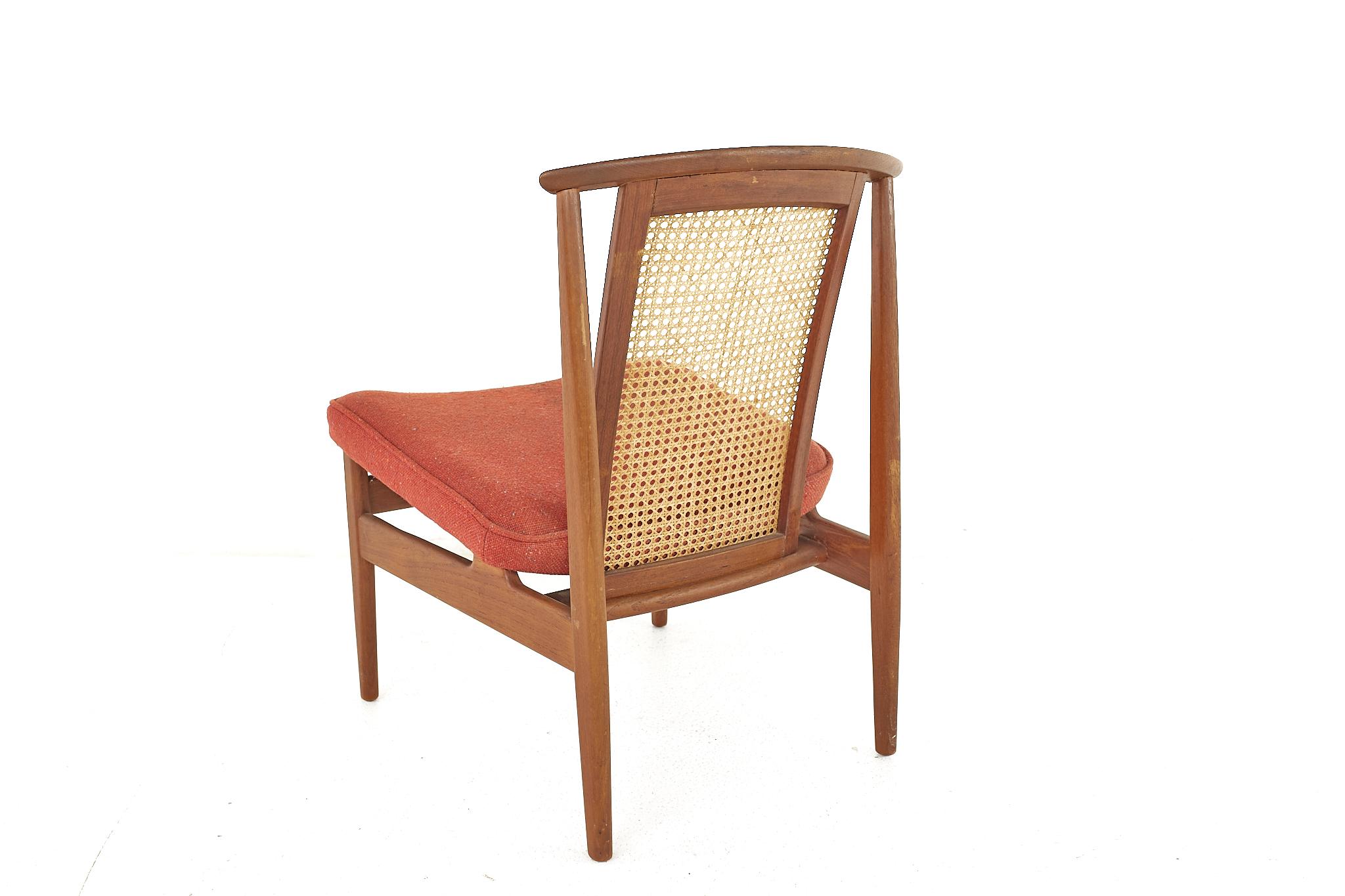 Fin du 20e siècle Chaise d'appoint en teck et rotin du milieu du siècle dernier en vente