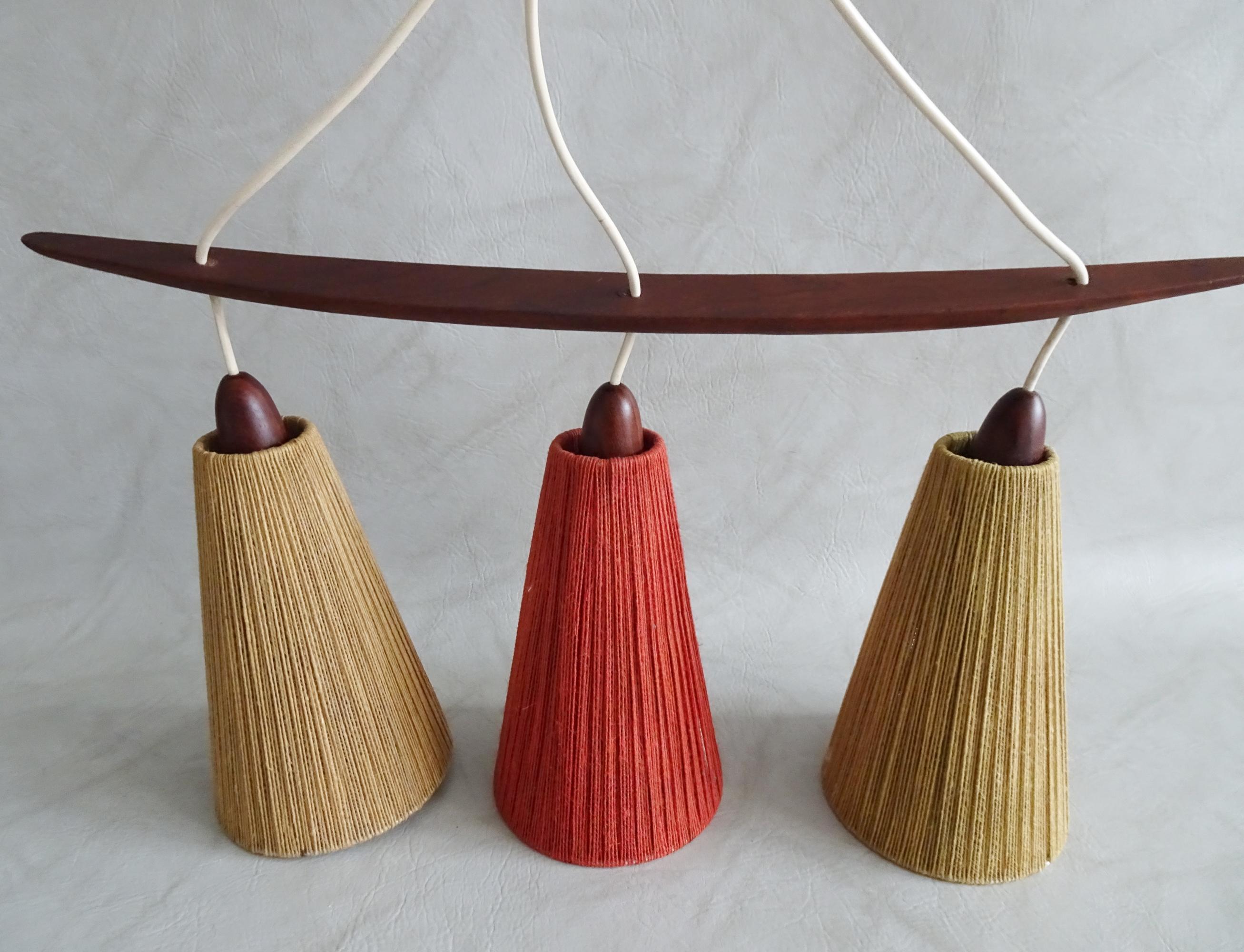 Lampadario di metà secolo in teak e paralume in corda di Temde, Germania, 1960 In condizioni buone in vendita a Saarbruecken, DE