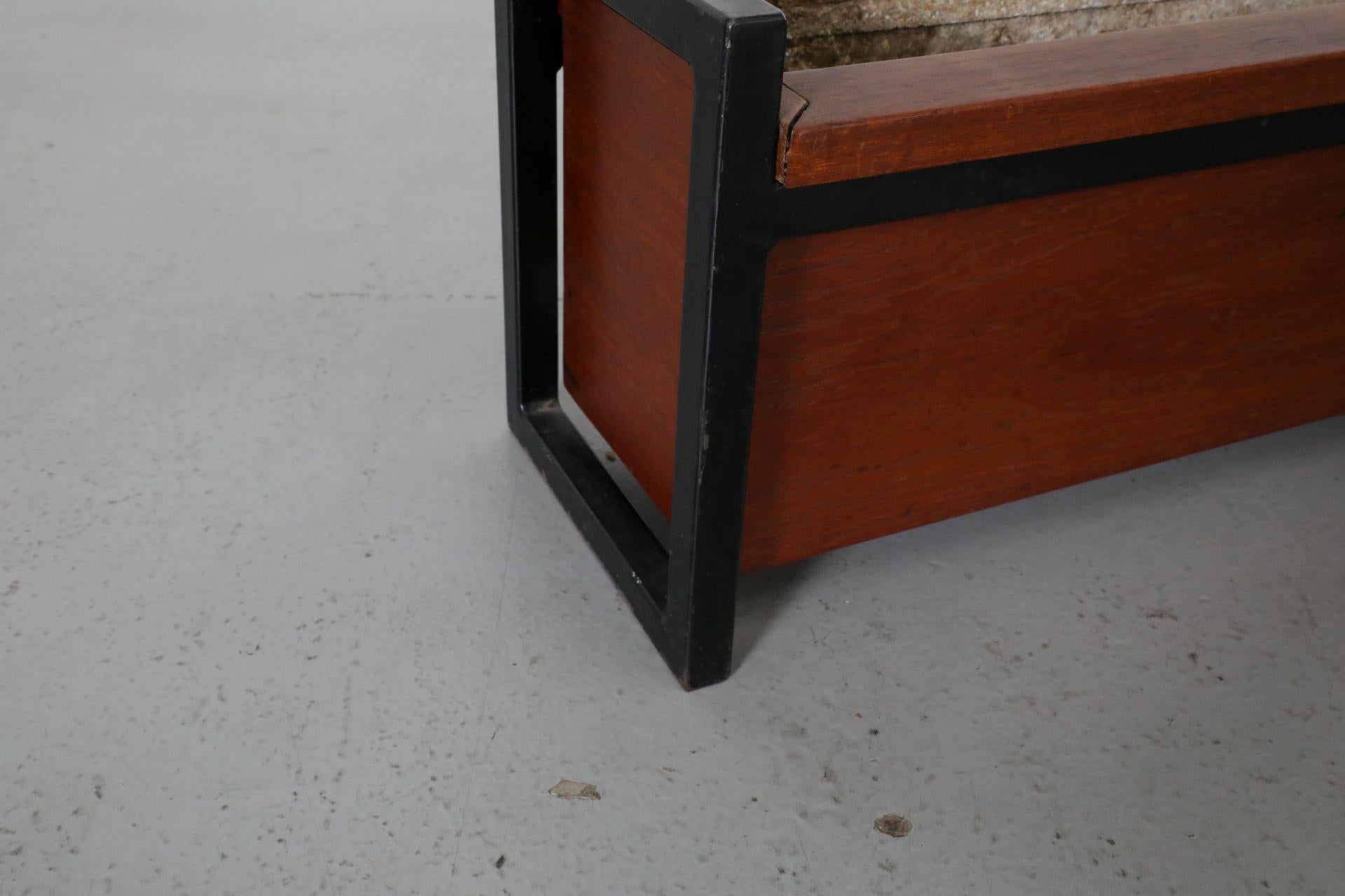 Fioriera in teak e metallo smaltato di metà secolo in vendita 3
