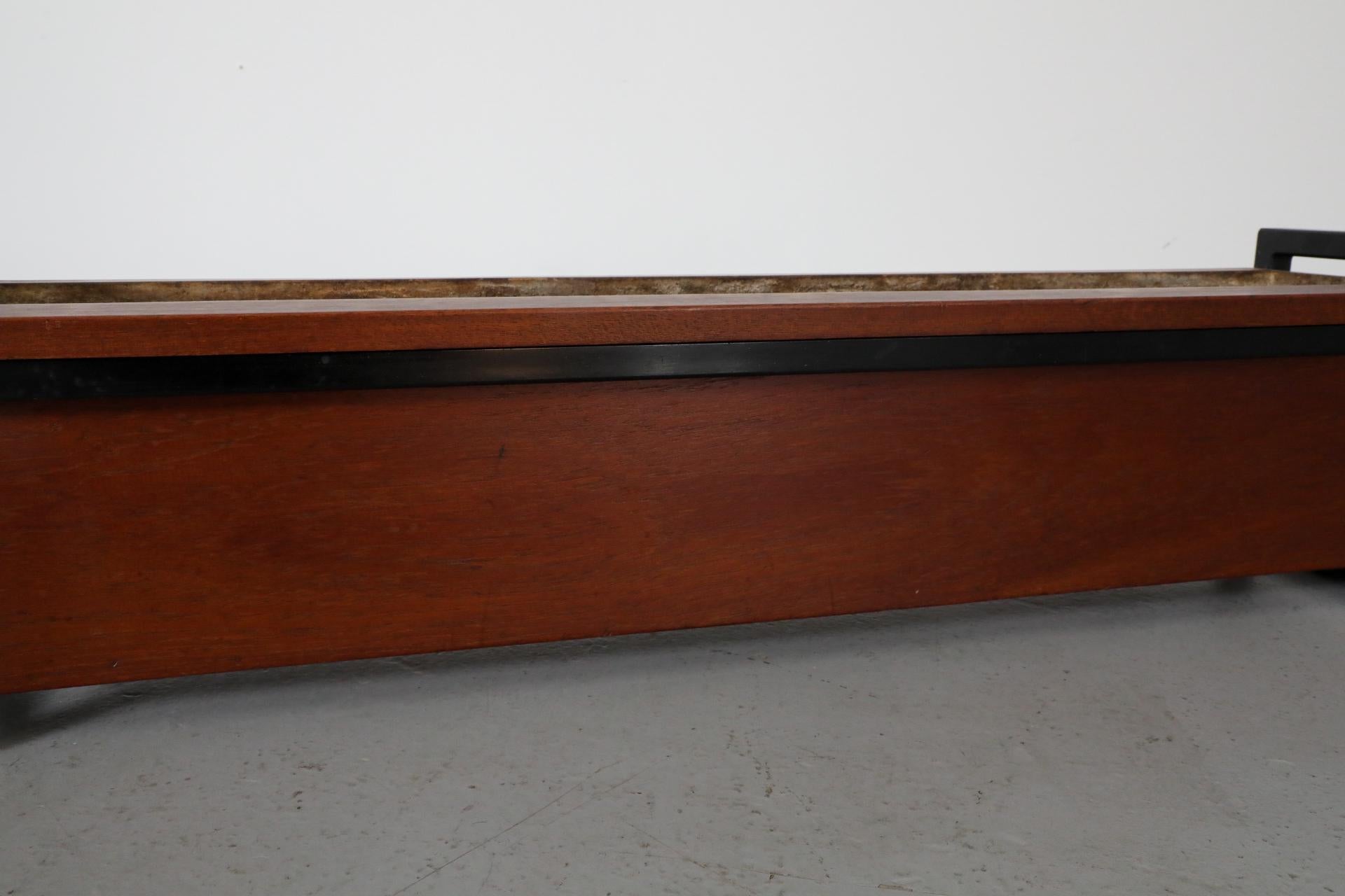 Fioriera in teak e metallo smaltato di metà secolo in vendita 4