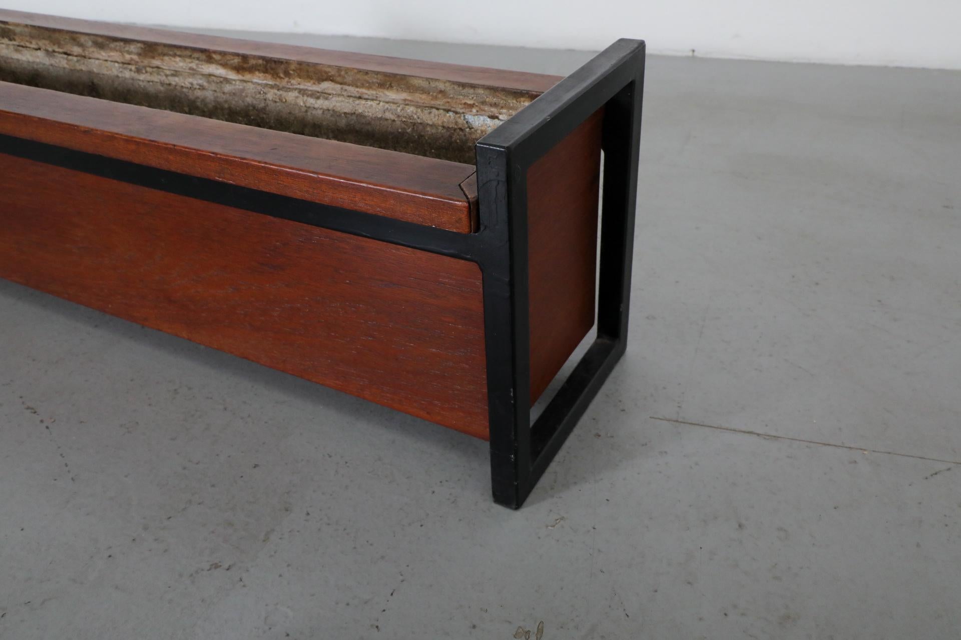 Fioriera in teak e metallo smaltato di metà secolo in vendita 6