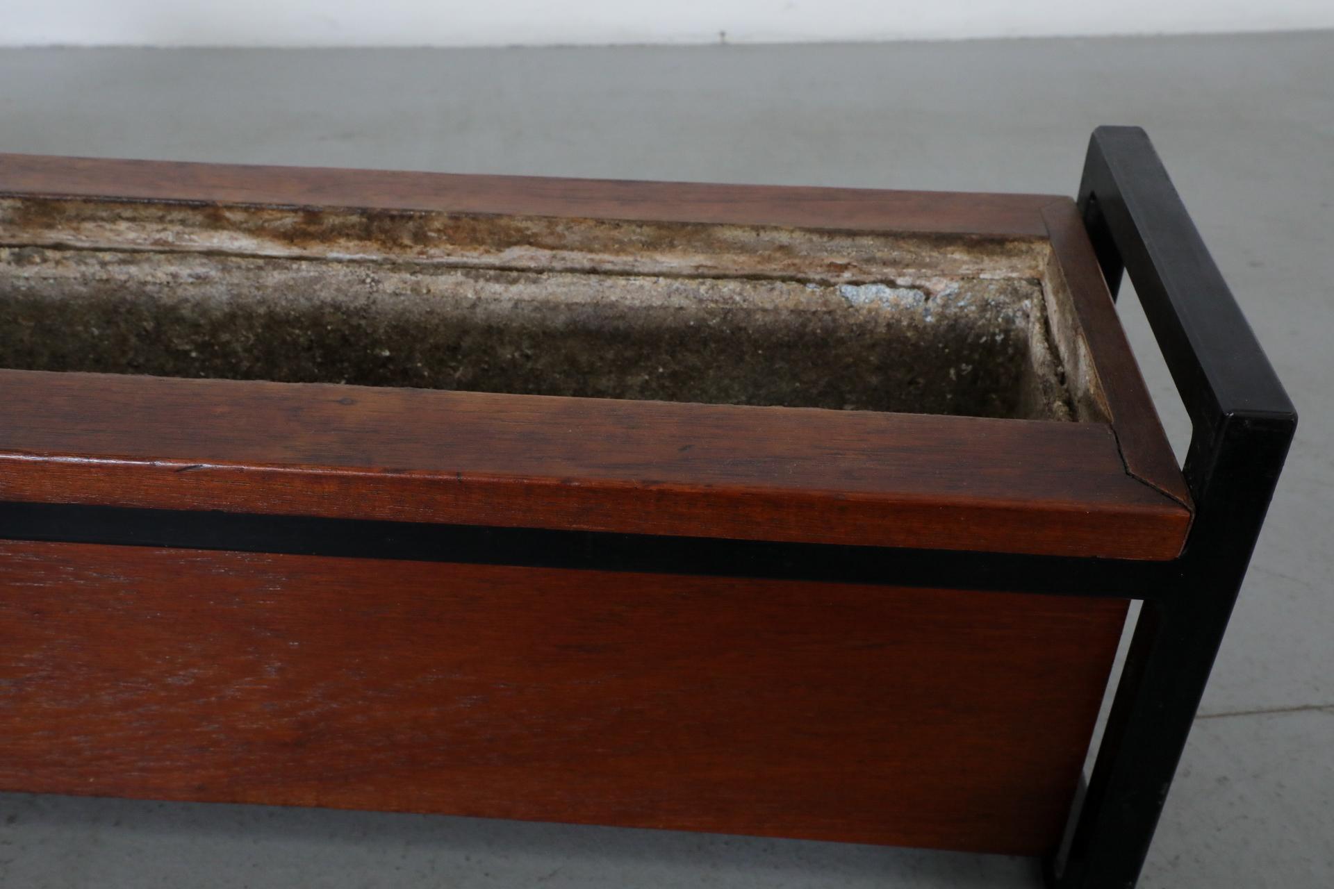 Fioriera in teak e metallo smaltato di metà secolo in vendita 8