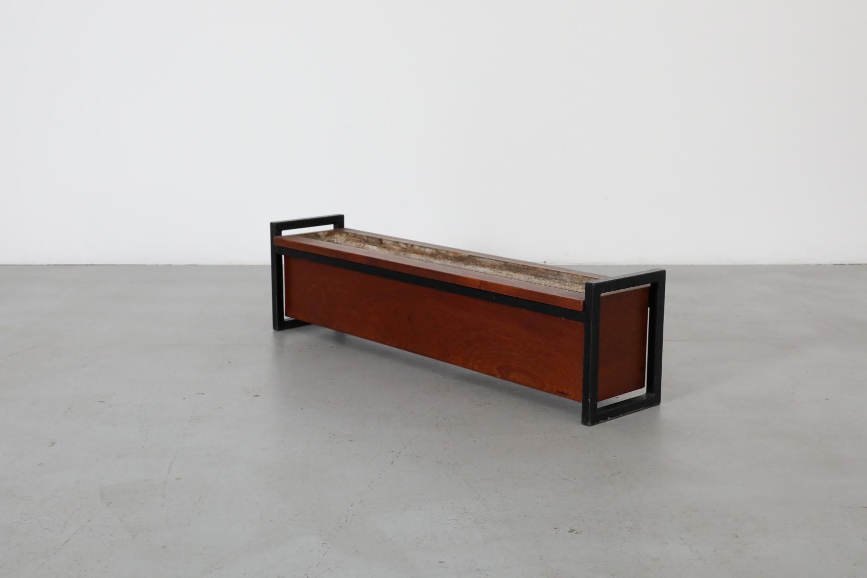 Mid-Century moderno Fioriera in teak e metallo smaltato di metà secolo in vendita
