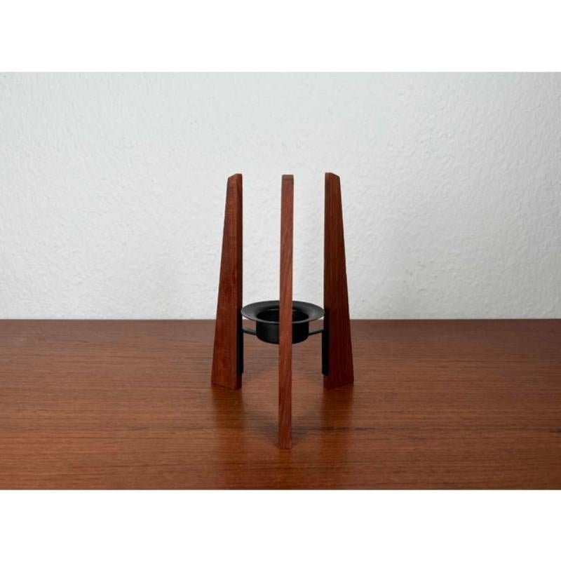 Mid-Century Teak and Metal Tripod Candleholder, 1960s, in Very Good conditions. Designed 1960 to 1969

Additional information:
Materials: Metal, Teak
Style: Mid-Century Modern
Period: 1960s
Item Type: Vintage, Antique or Pre-owned
Dimensions: 4.33ʺW
