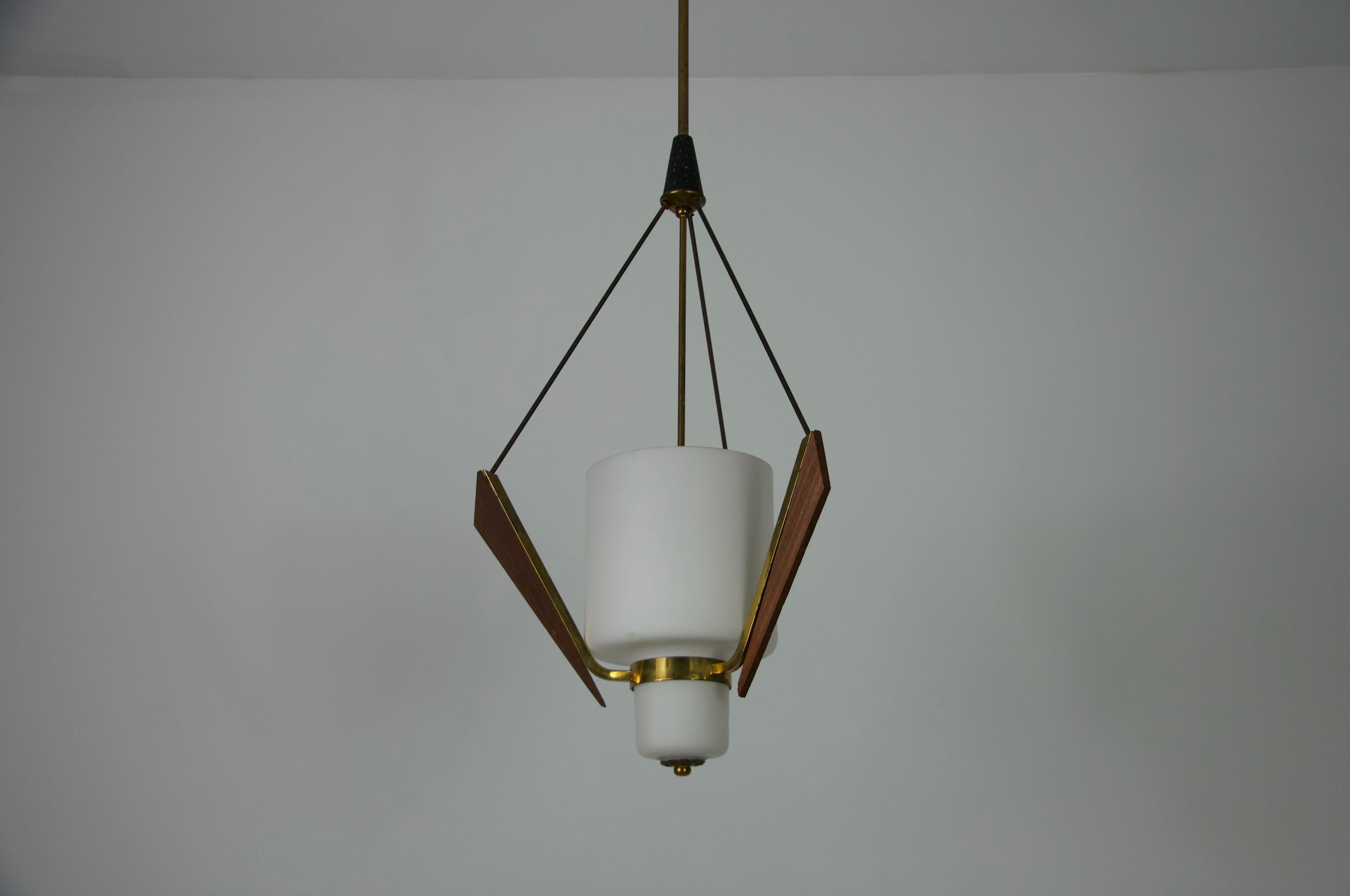 Lampada da soffitto di metà secolo in teak e vetro opalino, Italia, anni '60 in vendita 3