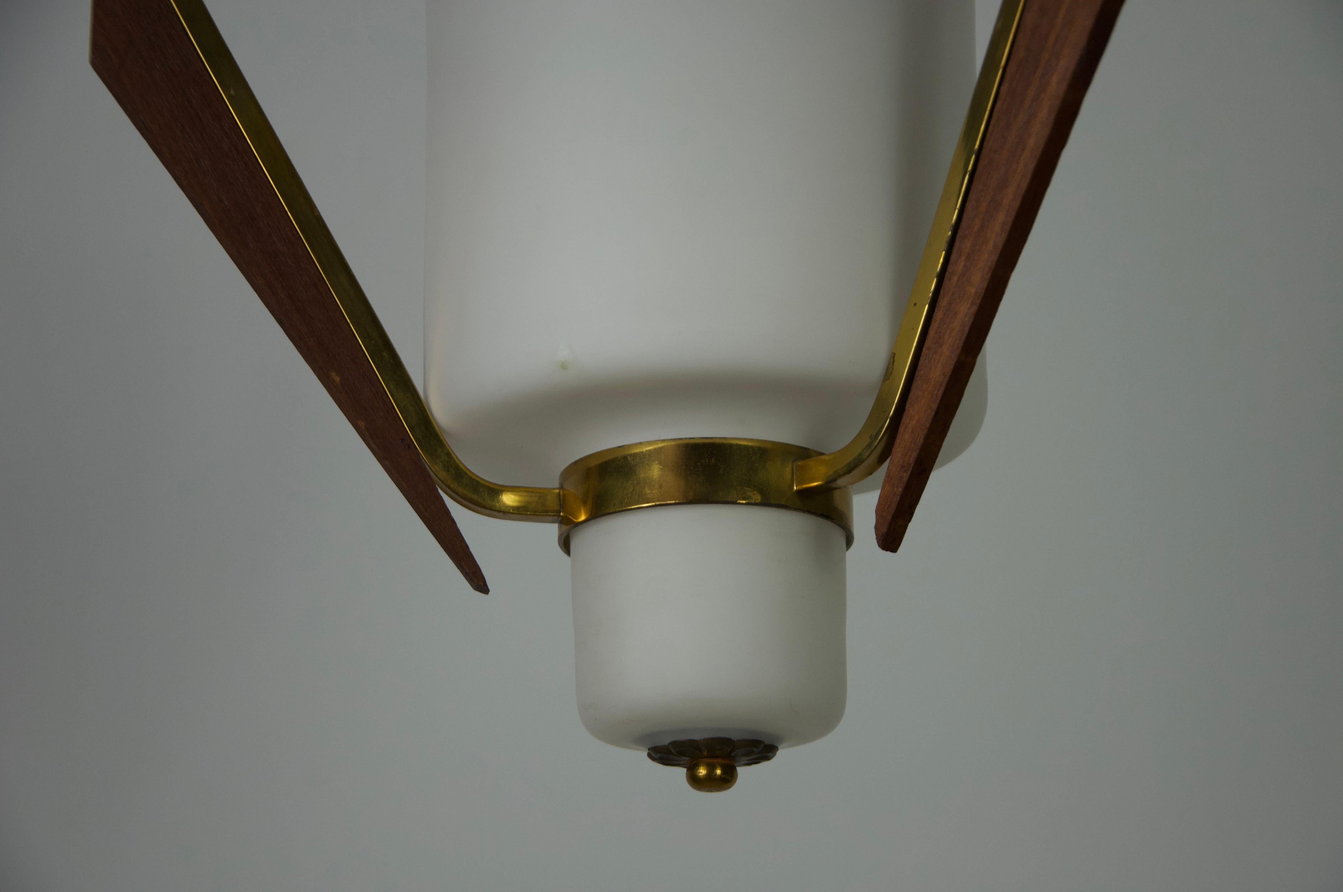Lampada da soffitto di metà secolo in teak e vetro opalino, Italia, anni '60 in vendita 4