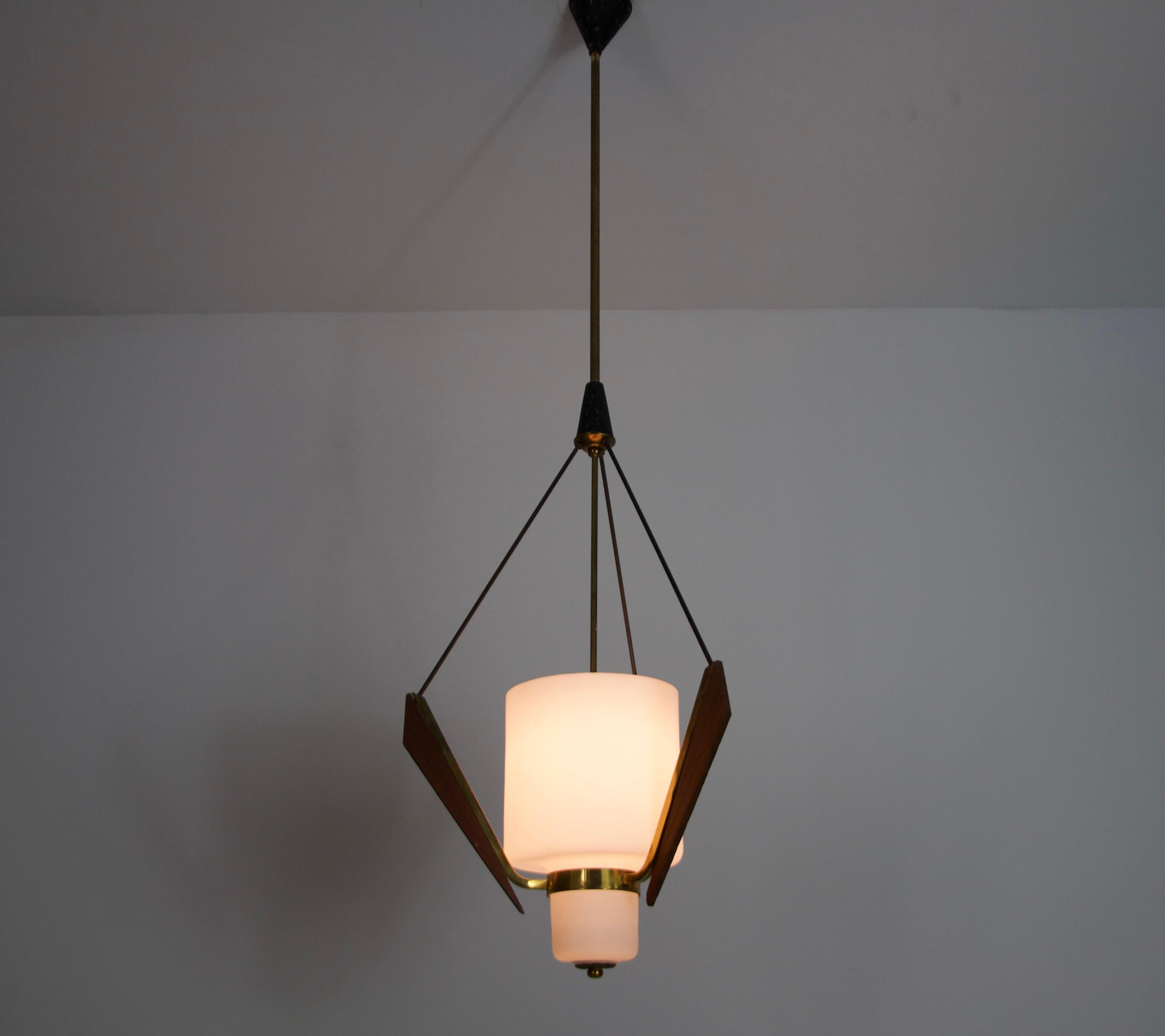Mid-Century moderno Lampada da soffitto di metà secolo in teak e vetro opalino, Italia, anni '60 in vendita