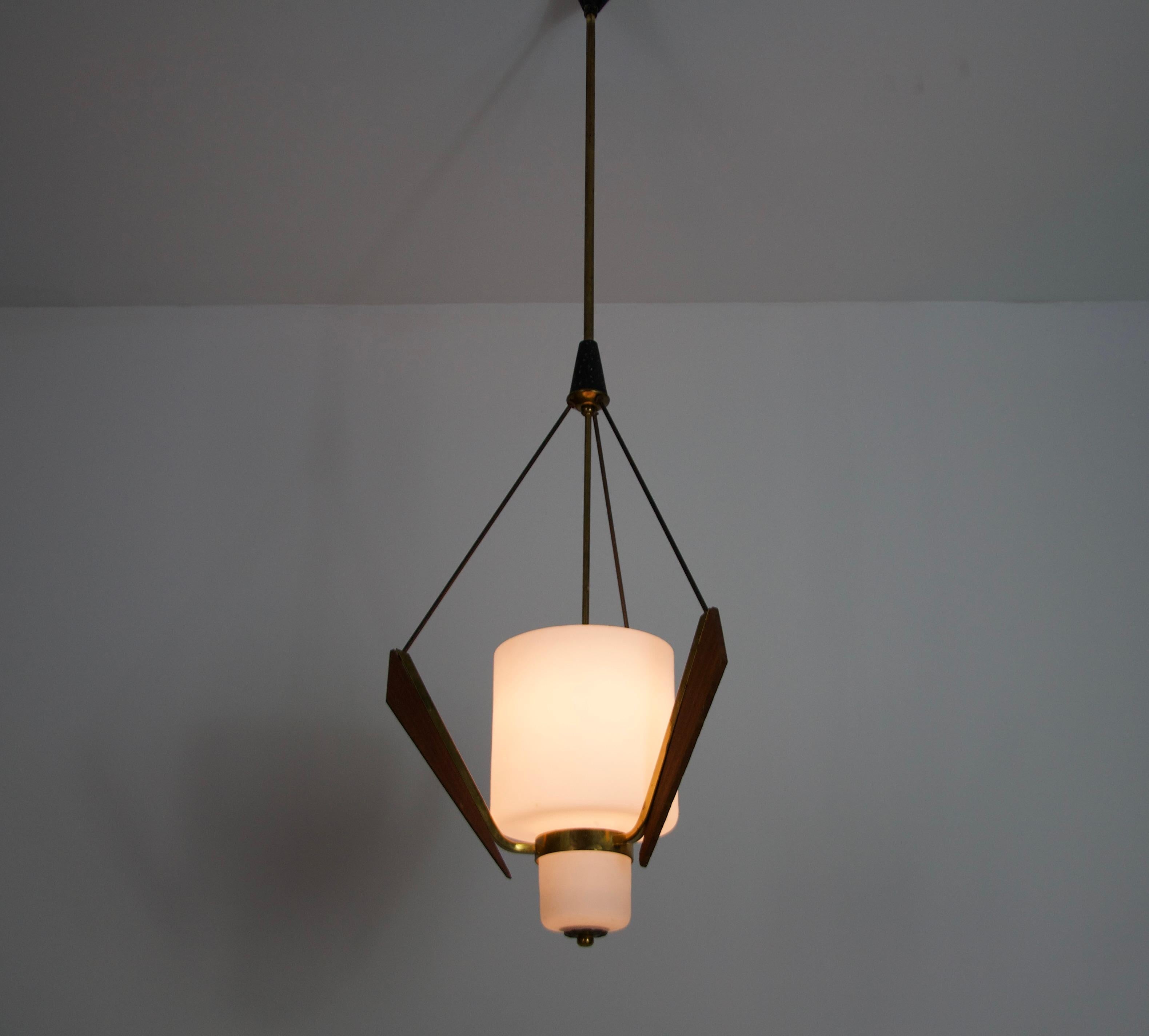 Italiano Lampada da soffitto di metà secolo in teak e vetro opalino, Italia, anni '60 in vendita