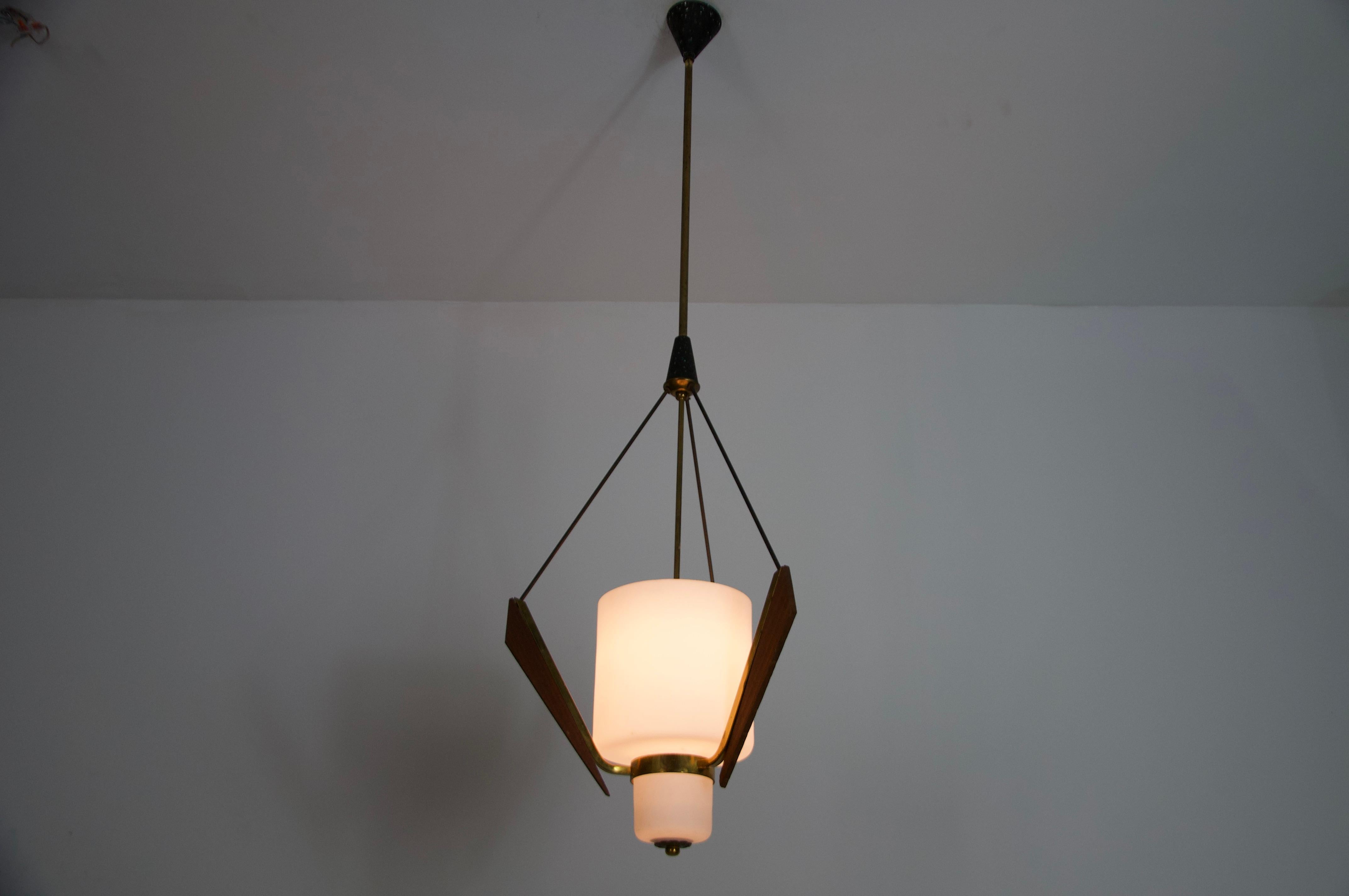 Lampada da soffitto di metà secolo in teak e vetro opalino, Italia, anni '60 In condizioni buone in vendita a Hagenbach, DE