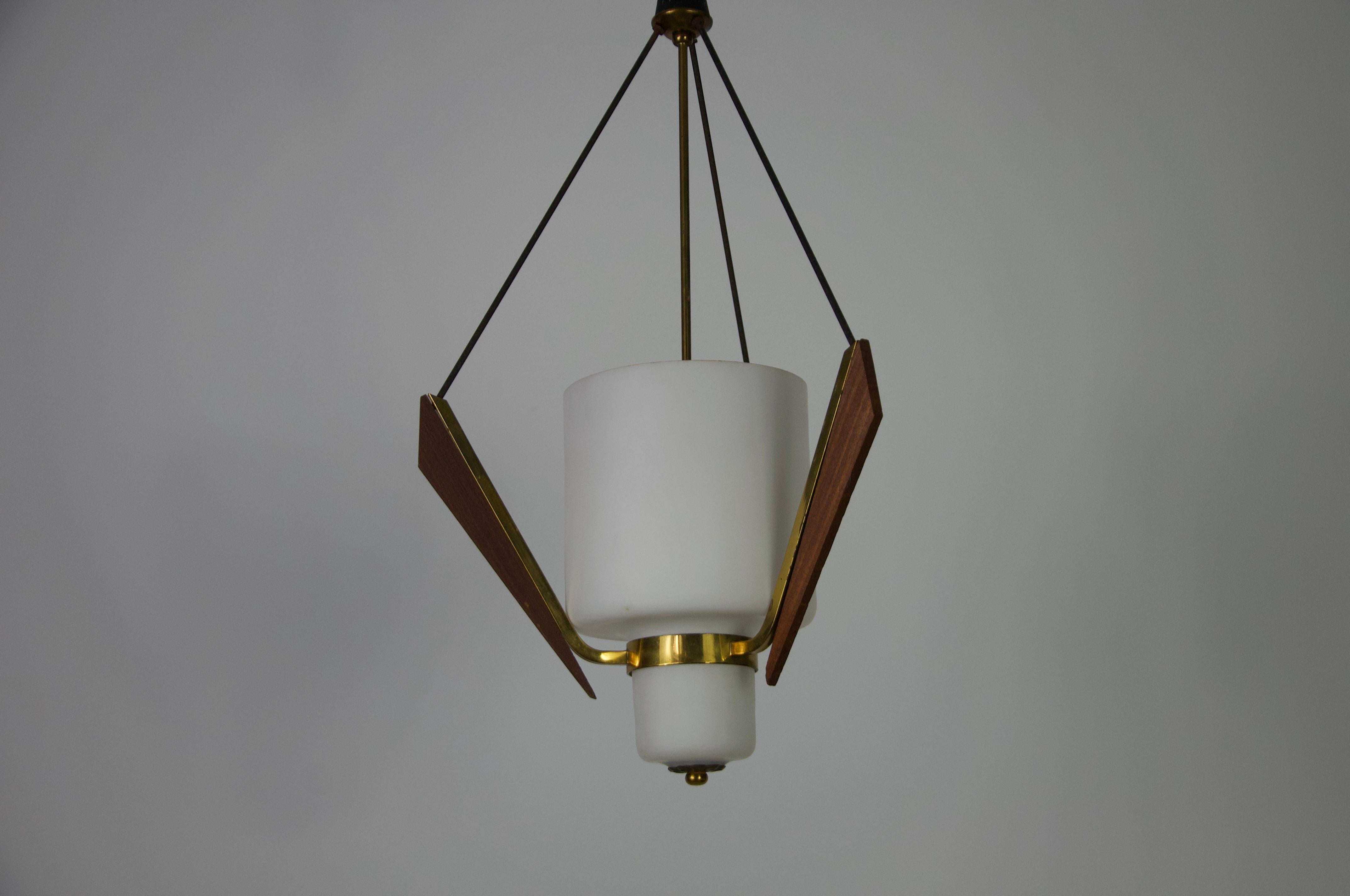 Metallo Lampada da soffitto di metà secolo in teak e vetro opalino, Italia, anni '60 in vendita
