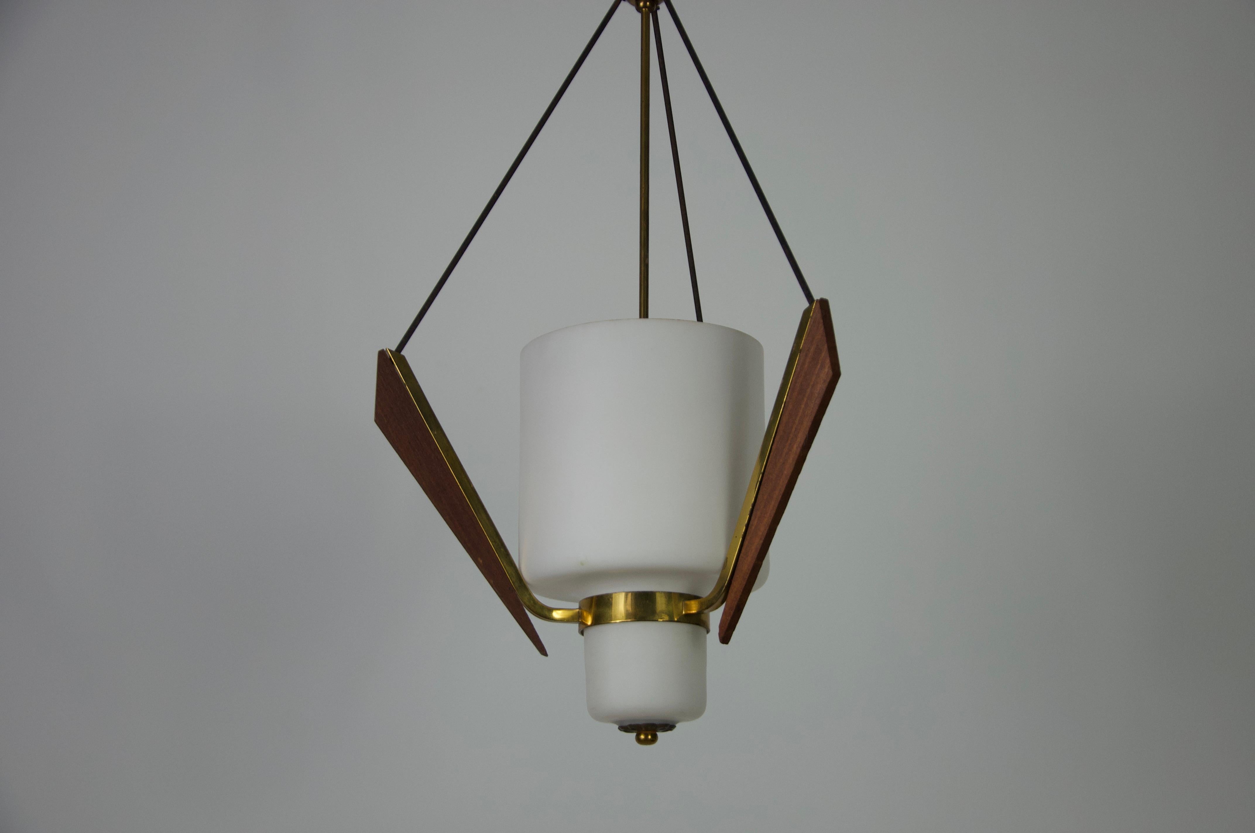 Lampada da soffitto di metà secolo in teak e vetro opalino, Italia, anni '60 in vendita 1