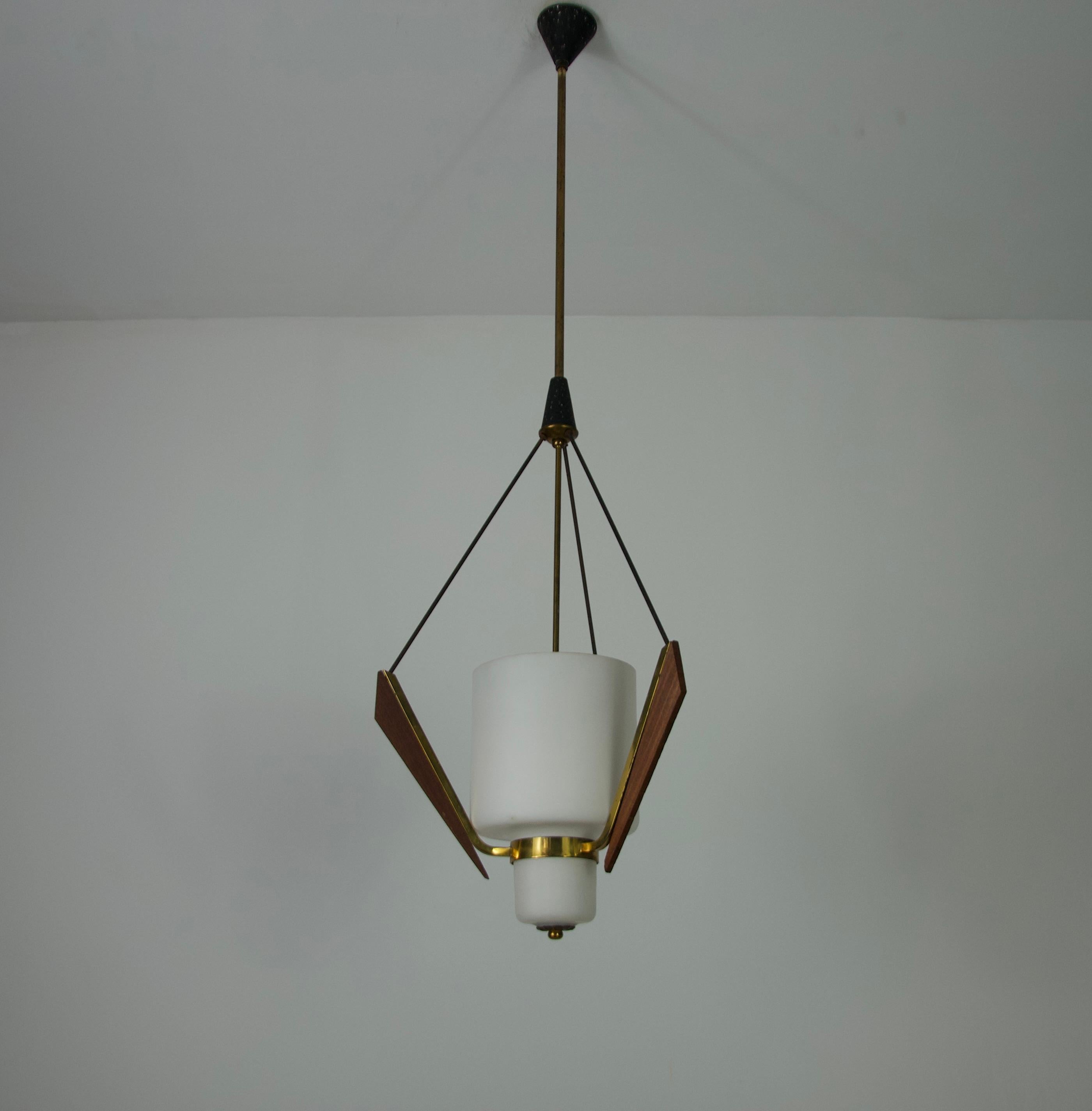 Lampada da soffitto di metà secolo in teak e vetro opalino, Italia, anni '60 in vendita 2