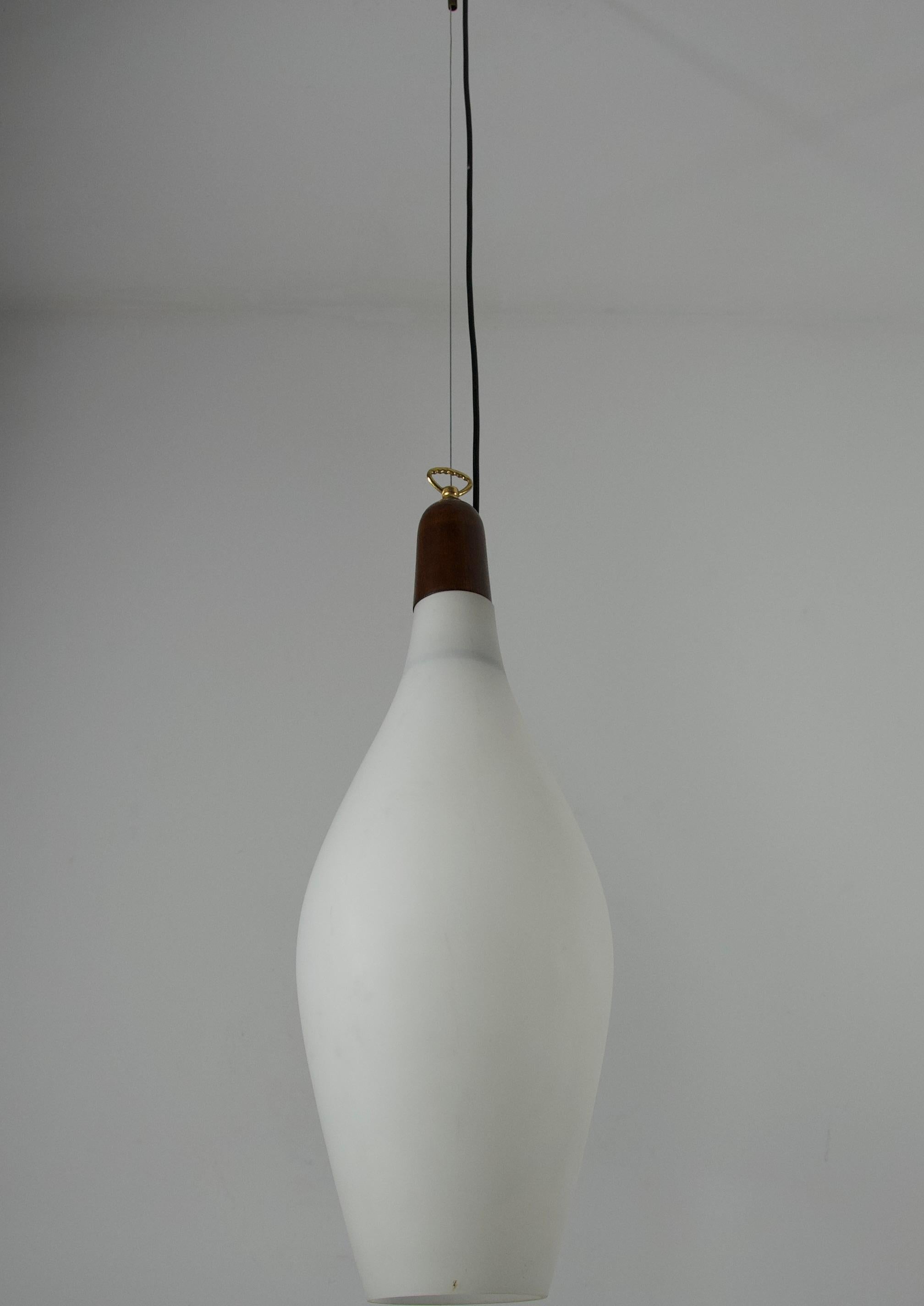 Mid-Century Modern Lampe suspendue en teck et verre opale du milieu du siècle, Italie, années 1960 en vente