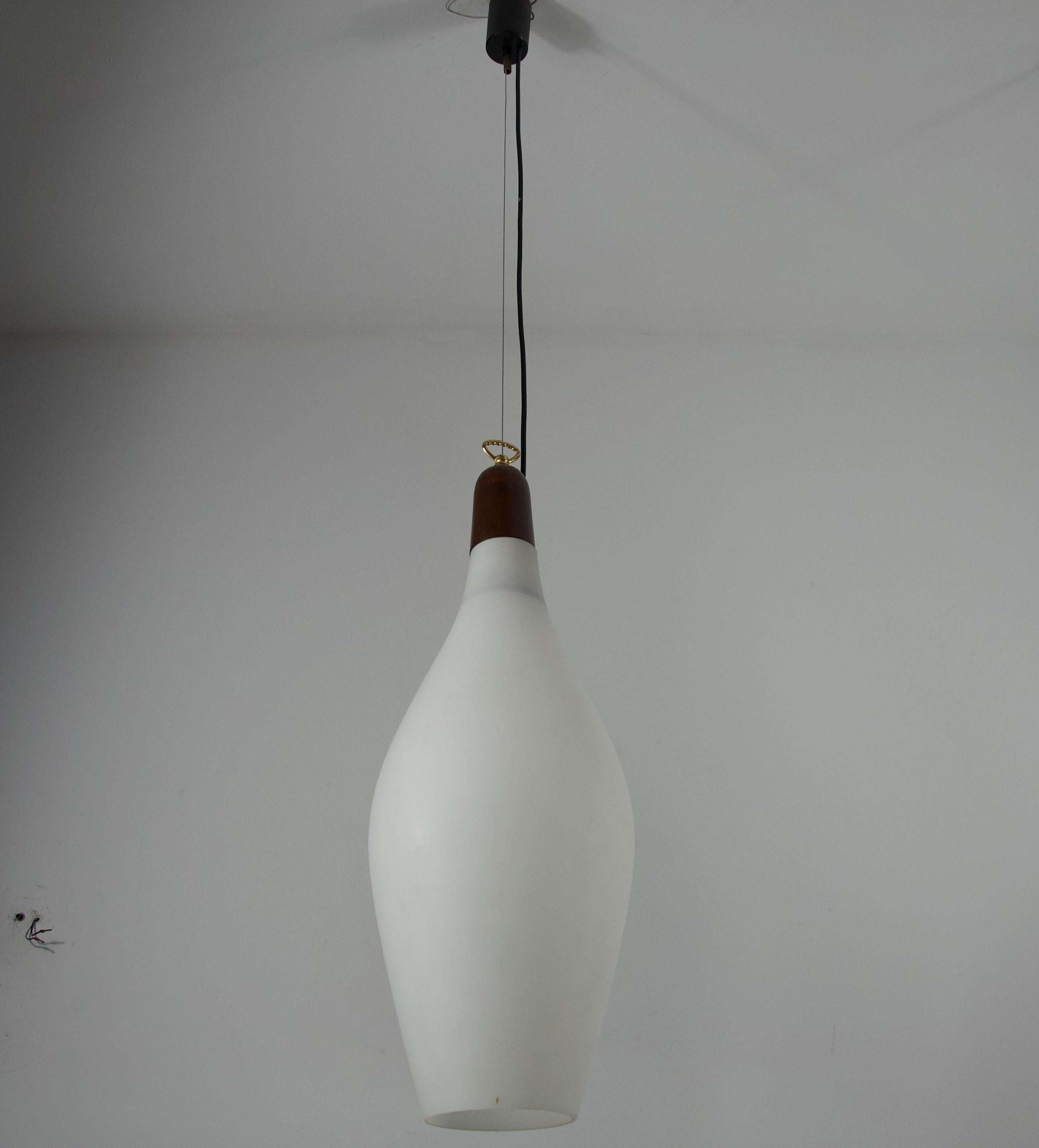 italien Lampe suspendue en teck et verre opale du milieu du siècle, Italie, années 1960 en vente