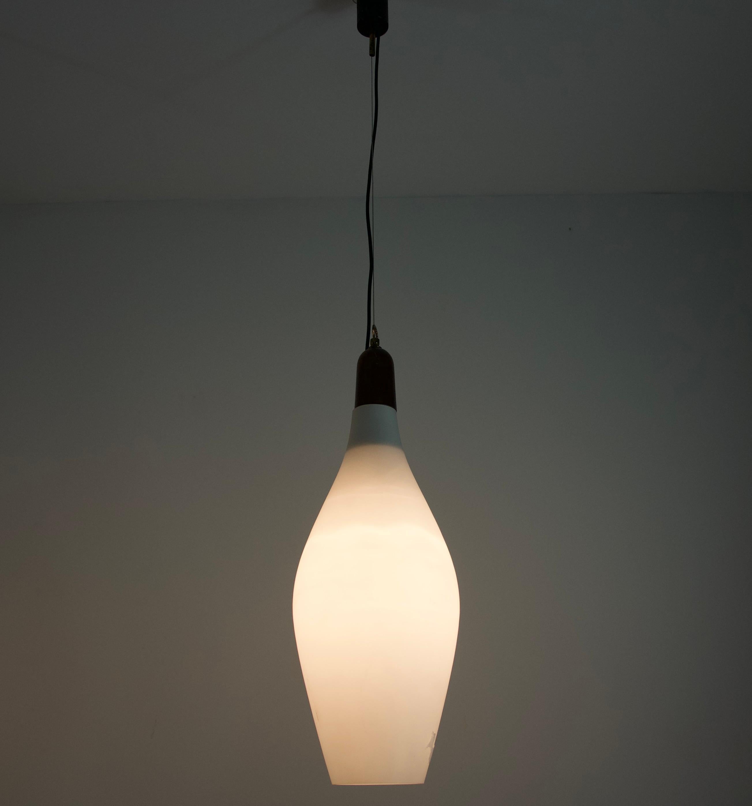 Milieu du XXe siècle Lampe suspendue en teck et verre opale du milieu du siècle, Italie, années 1960 en vente