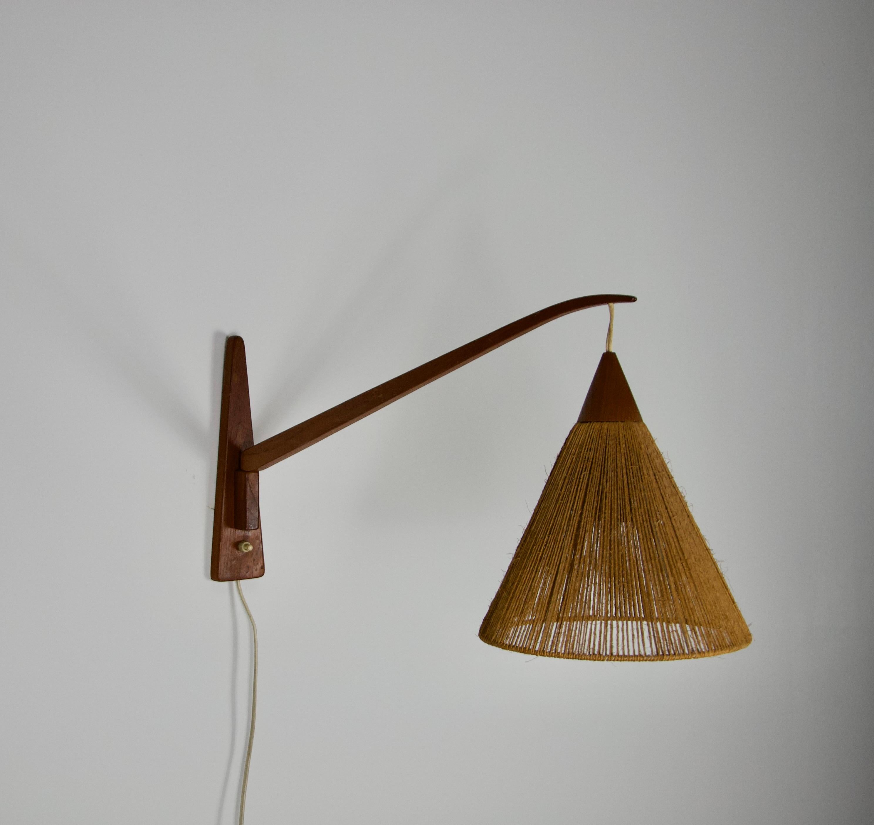 Mid-Century moderno Lampada da parete a braccio oscillante in teak e rattan del Mid-Century di Temde, Svizzera, anni '60 in vendita