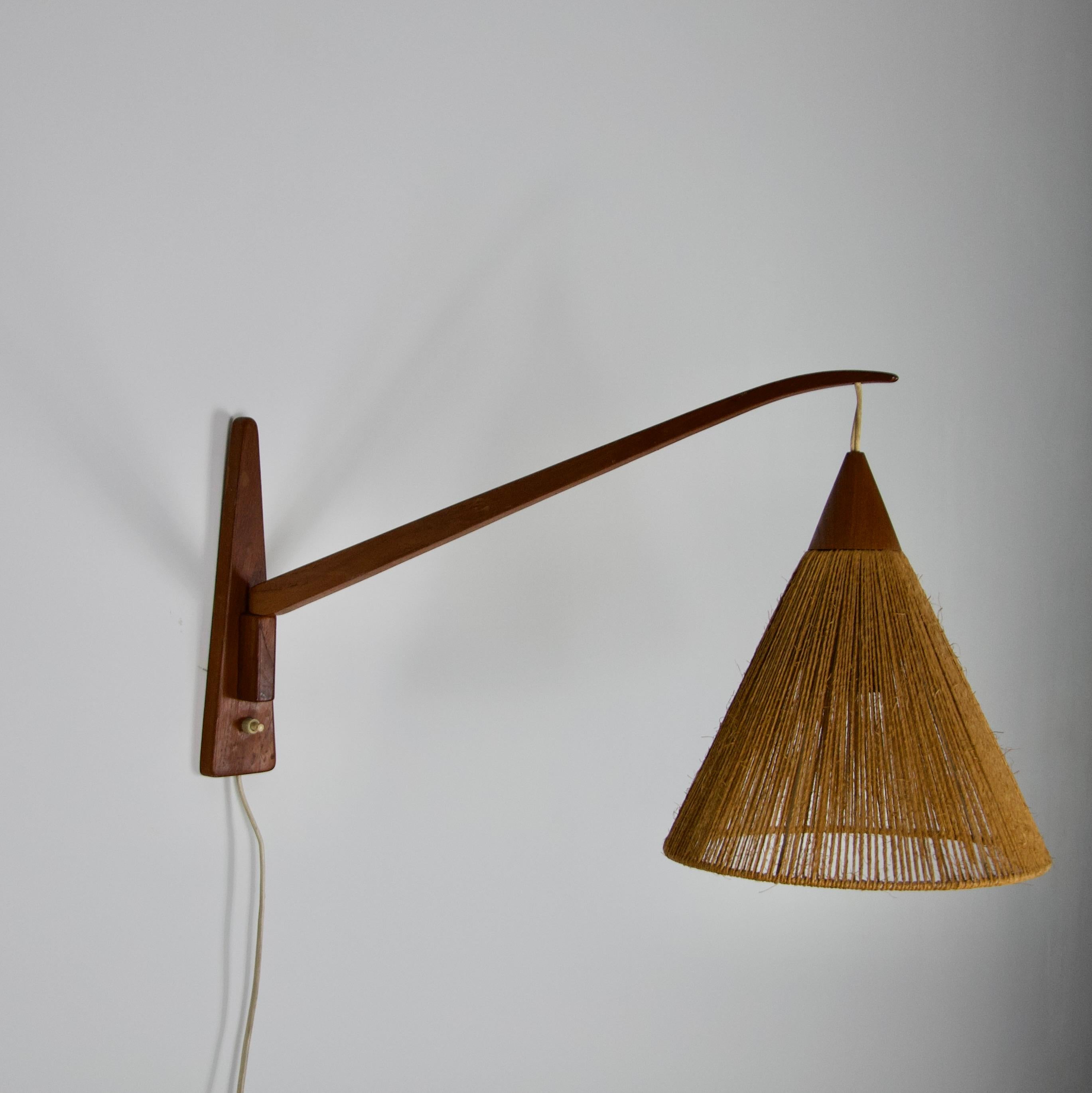 Svizzero Lampada da parete a braccio oscillante in teak e rattan del Mid-Century di Temde, Svizzera, anni '60 in vendita