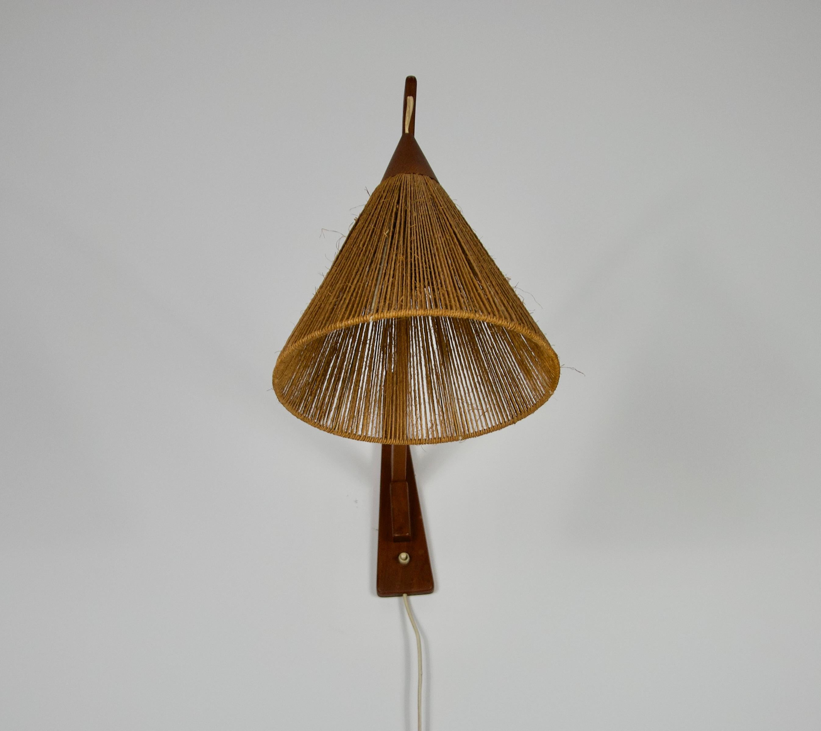 Lampada da parete a braccio oscillante in teak e rattan del Mid-Century di Temde, Svizzera, anni '60 In condizioni buone in vendita a Hagenbach, DE