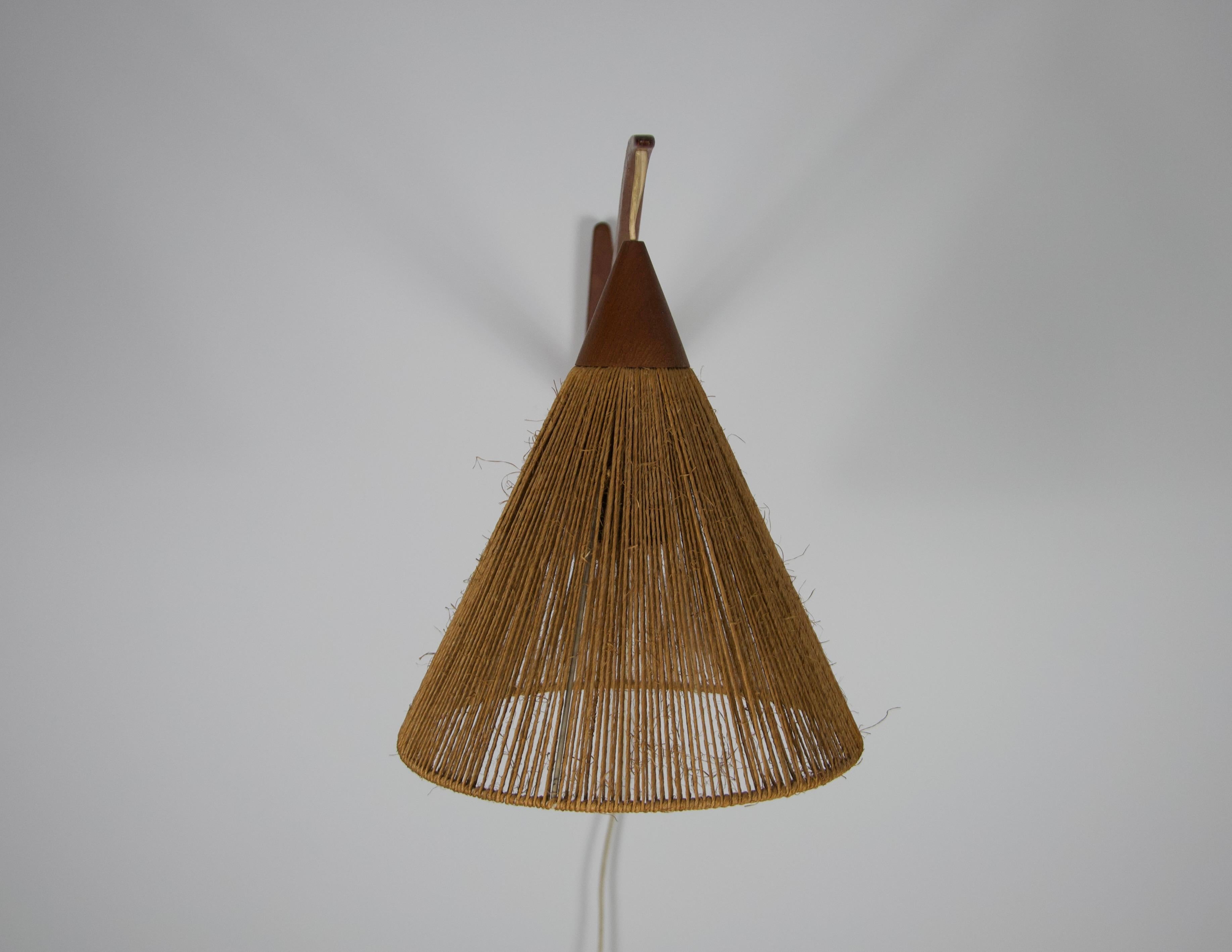 Metà XX secolo Lampada da parete a braccio oscillante in teak e rattan del Mid-Century di Temde, Svizzera, anni '60 in vendita