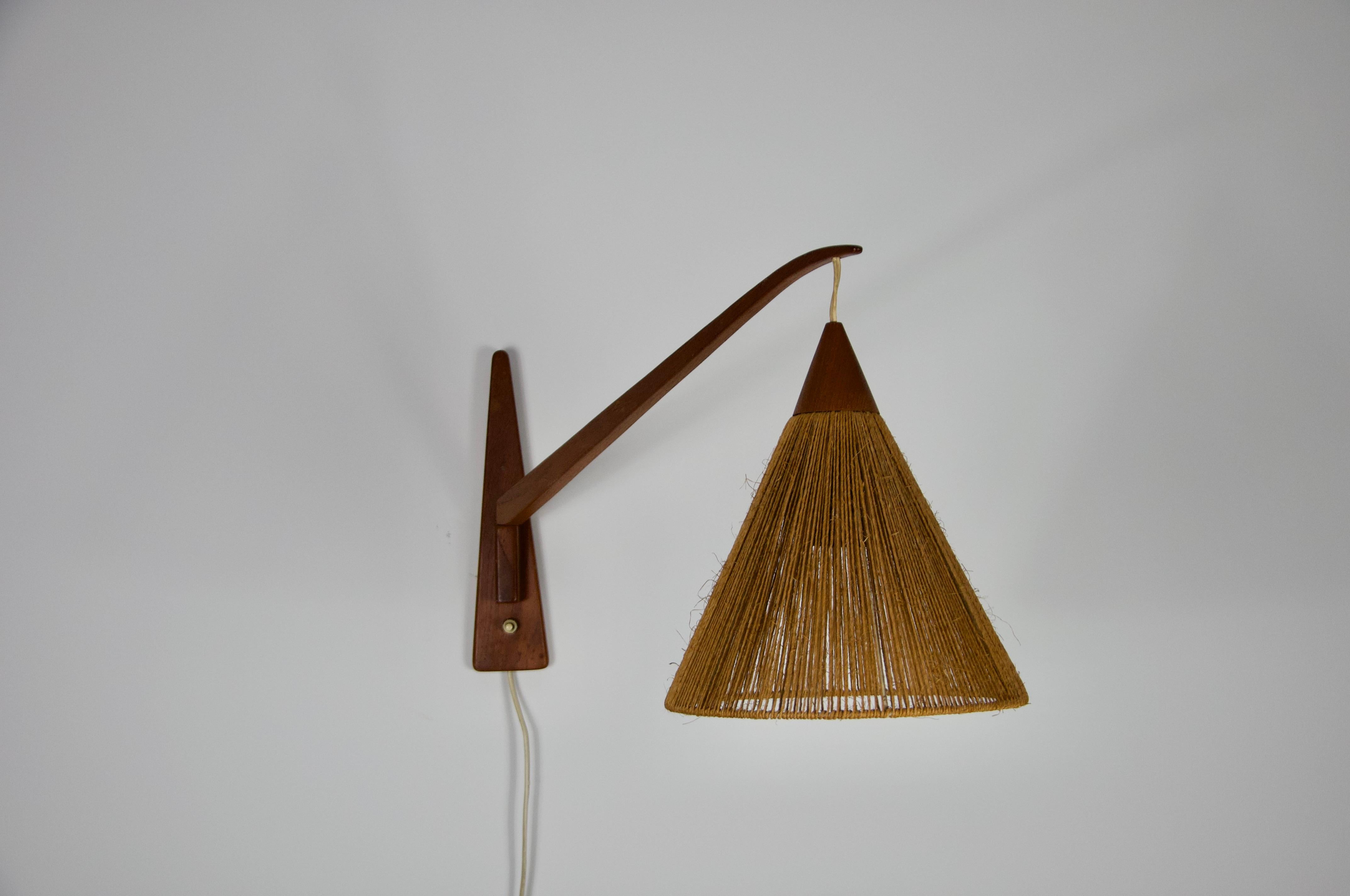 Rattan Lampada da parete a braccio oscillante in teak e rattan del Mid-Century di Temde, Svizzera, anni '60 in vendita