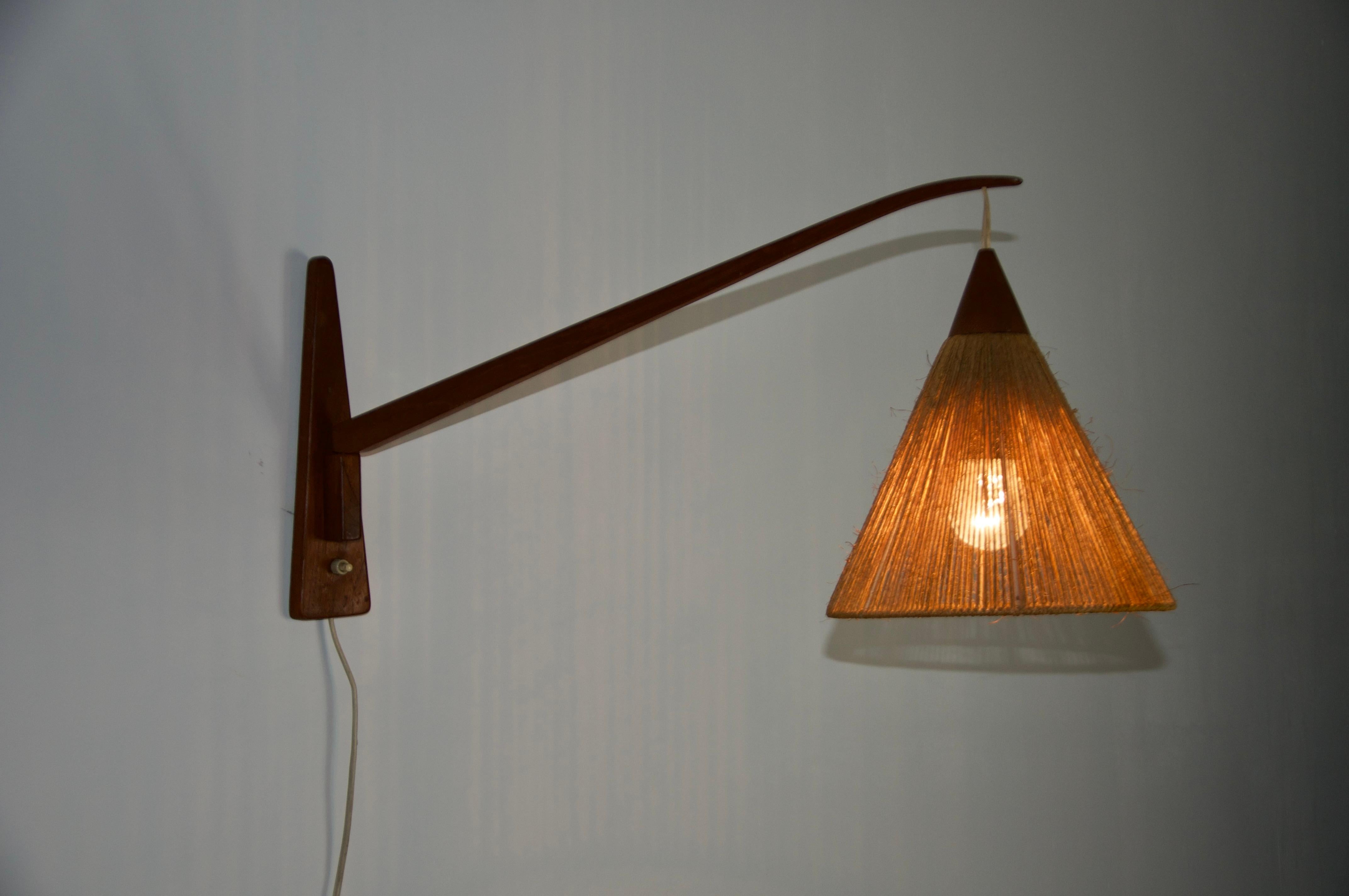 Lampada da parete a braccio oscillante in teak e rattan del Mid-Century di Temde, Svizzera, anni '60 in vendita 1