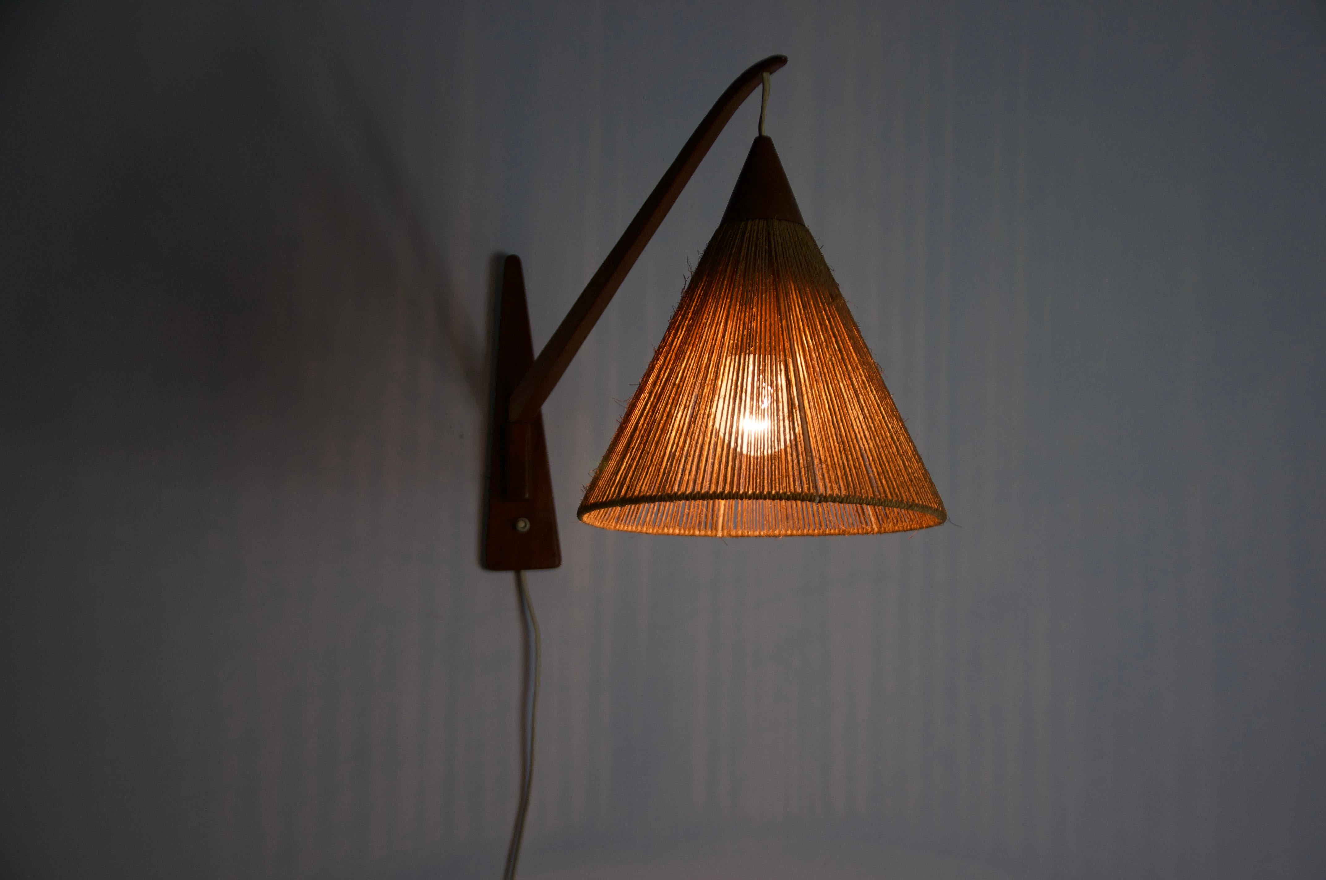 Lampada da parete a braccio oscillante in teak e rattan del Mid-Century di Temde, Svizzera, anni '60 in vendita 2