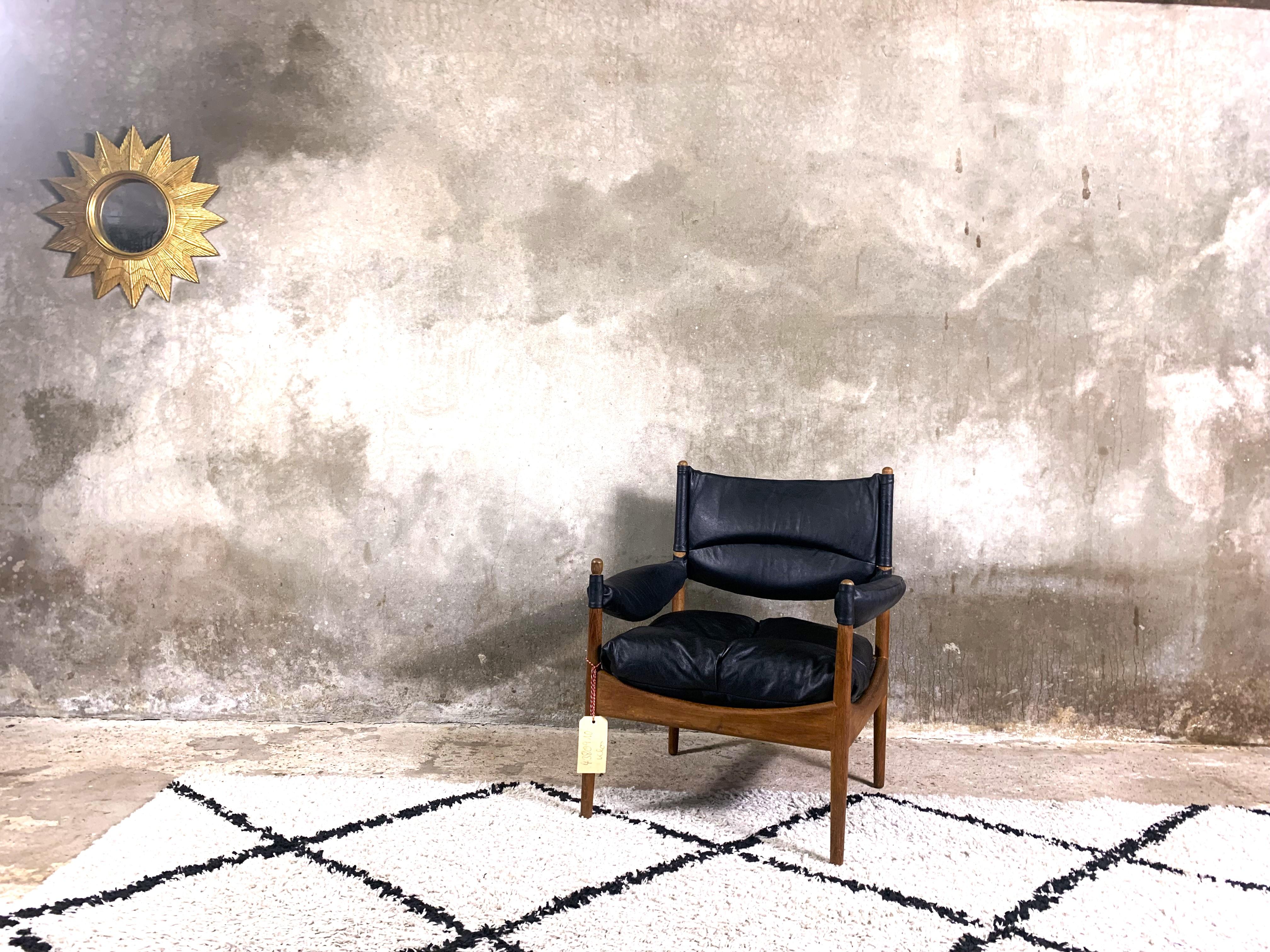Ein schöner Sessel aus der Modus-Serie, entworfen von Kristian Vedel in den 1960er Jahren. Hergestellt aus massivem Teakholz. Kissen aus natürlichem, zartem Leder, gefüllt mit Gänsefedern, die den Sessel besonders bequem machen. Ein wunderbares