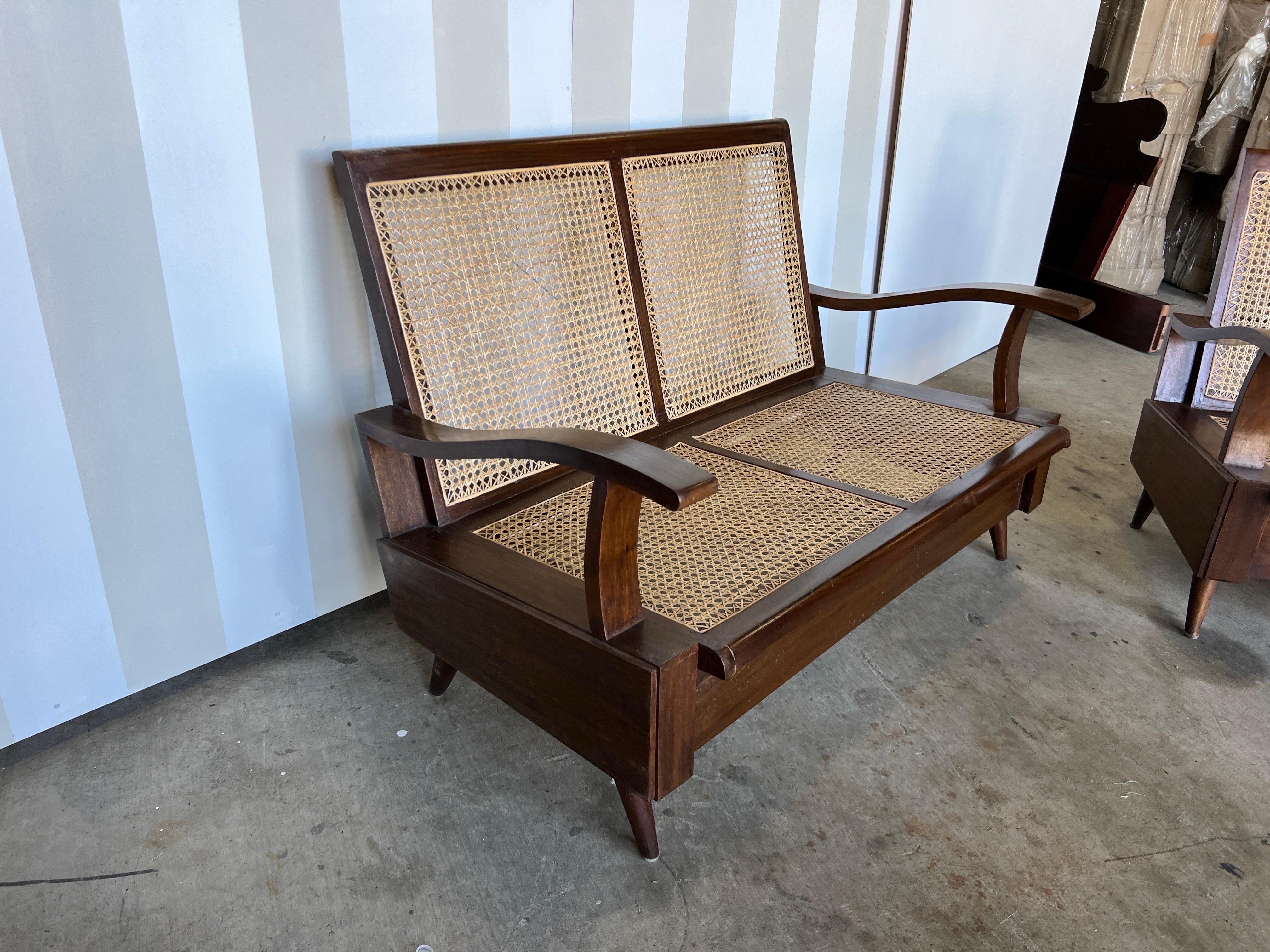 Superbe ensemble de fauteuils et de canapés en teck du milieu du siècle dernier, entièrement restaurés et recannelés. Les coussins pourraient être utiles 
Settee- 48 x 32 x  siège 17