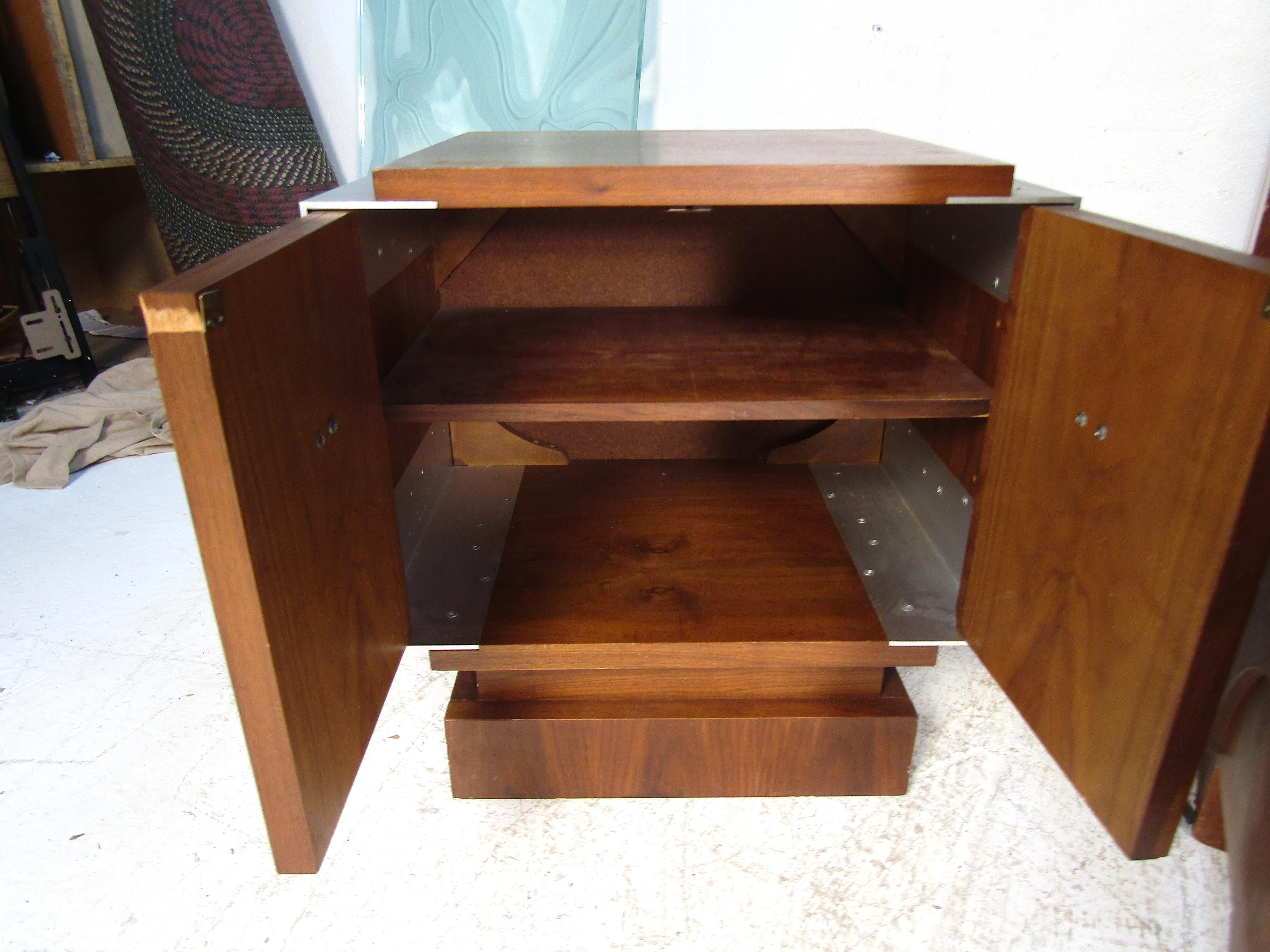 Ensemble armoire et table de nuit en teck du milieu du siècle dernier 4