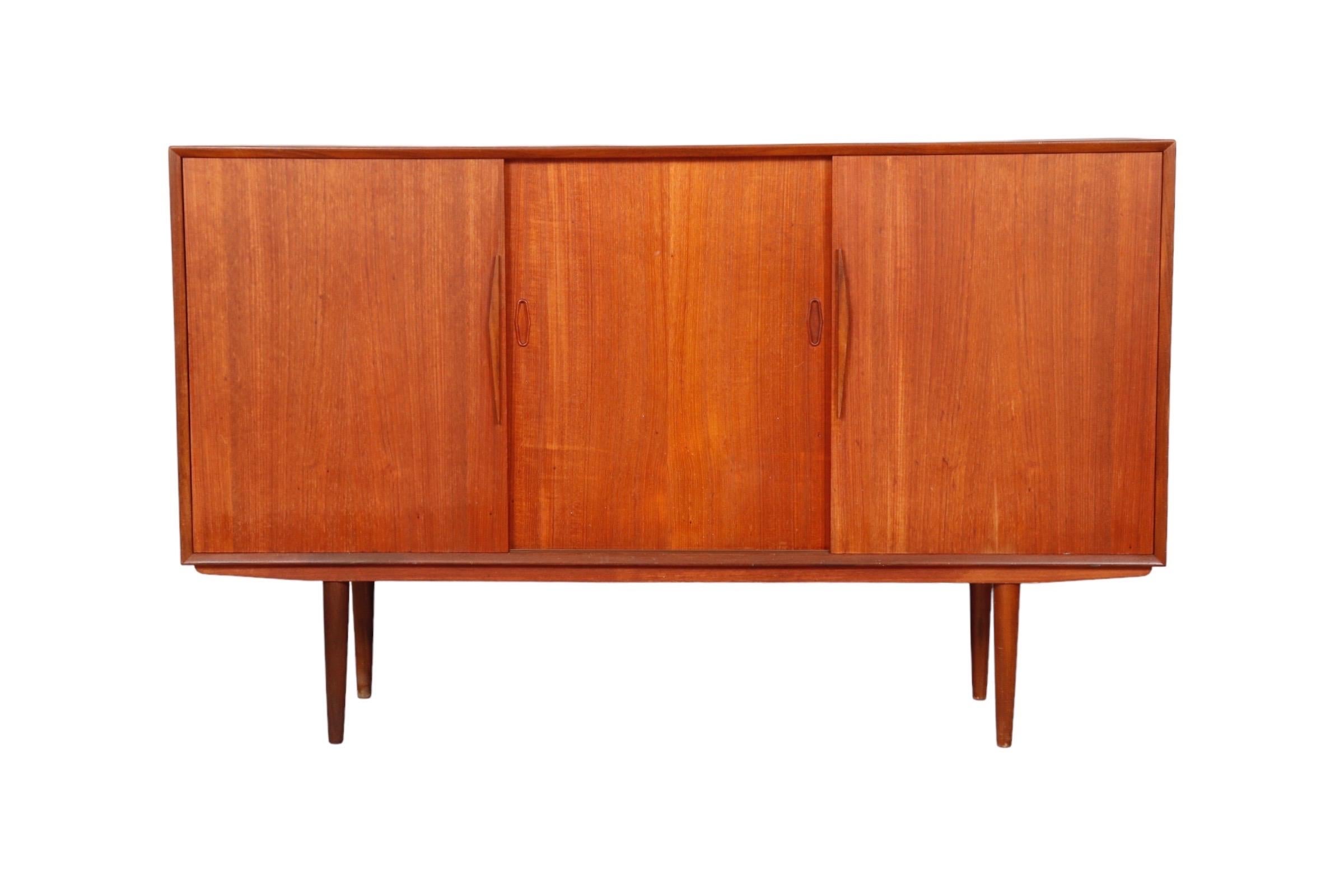 Mid Century Teak Bar Buffet In Good Condition For Sale In Hudson, NY