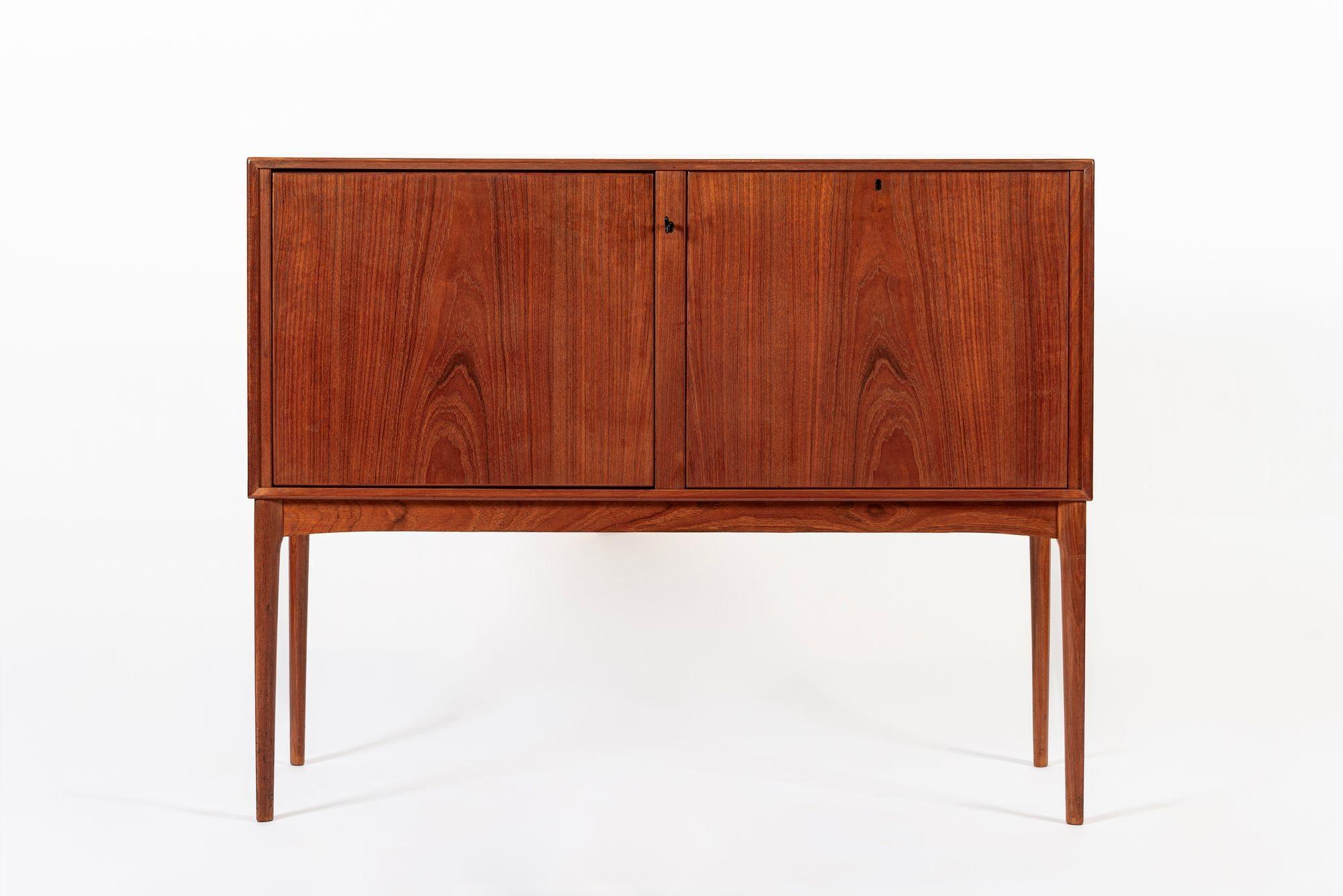 Cet élégant meuble bar en teck moderne scandinave du milieu du siècle avec Lazy Susan circa 1960 est attribué à Fredrik Kayser, un célèbre designer norvégien du milieu du siècle connu pour ses meubles sophistiqués et fonctionnels. Cette armoire