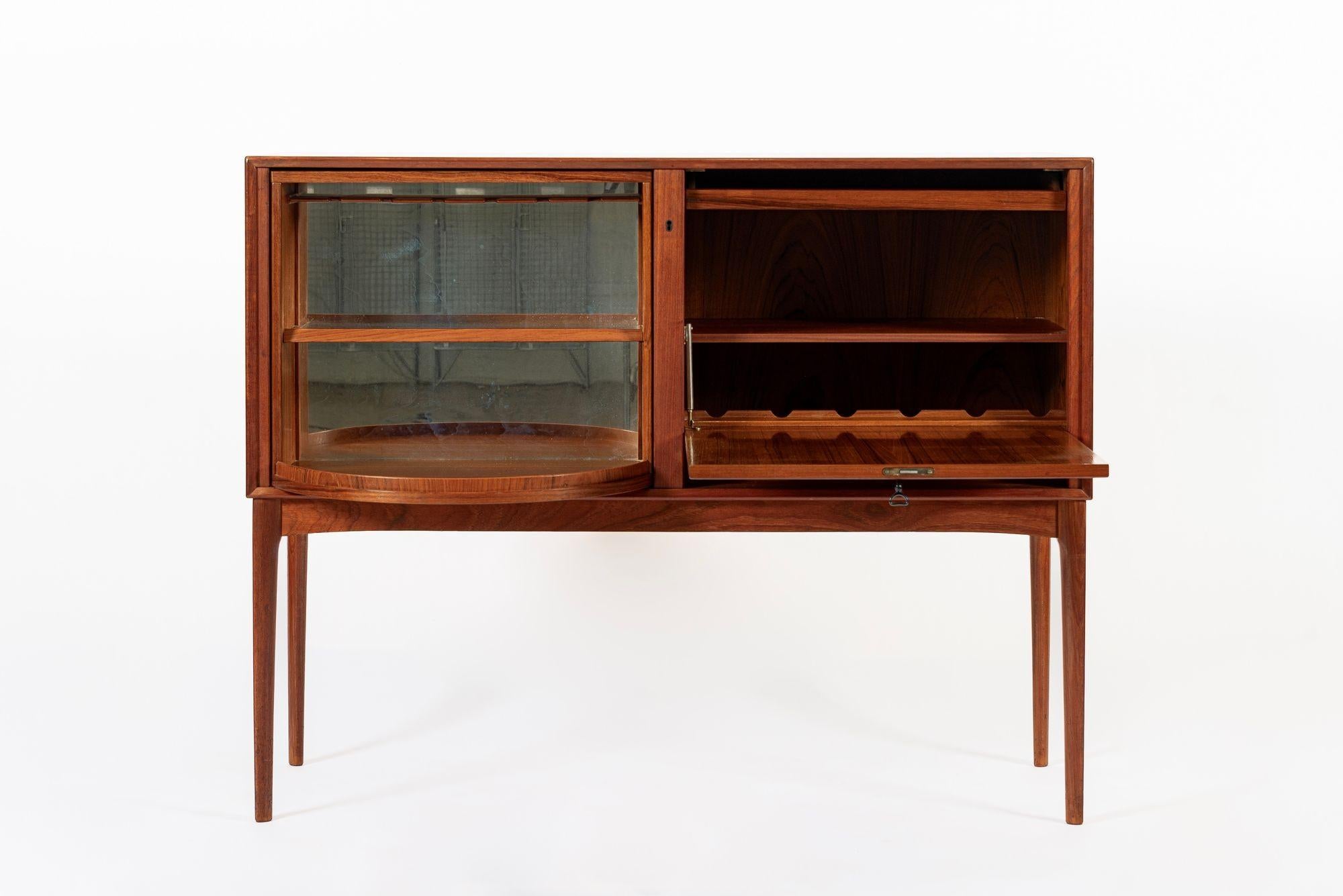 Mid-Century Modern Meuble de bar en teck du milieu du siècle avec Lazy Susan par Fredrik A. Kayser (attr.) en vente