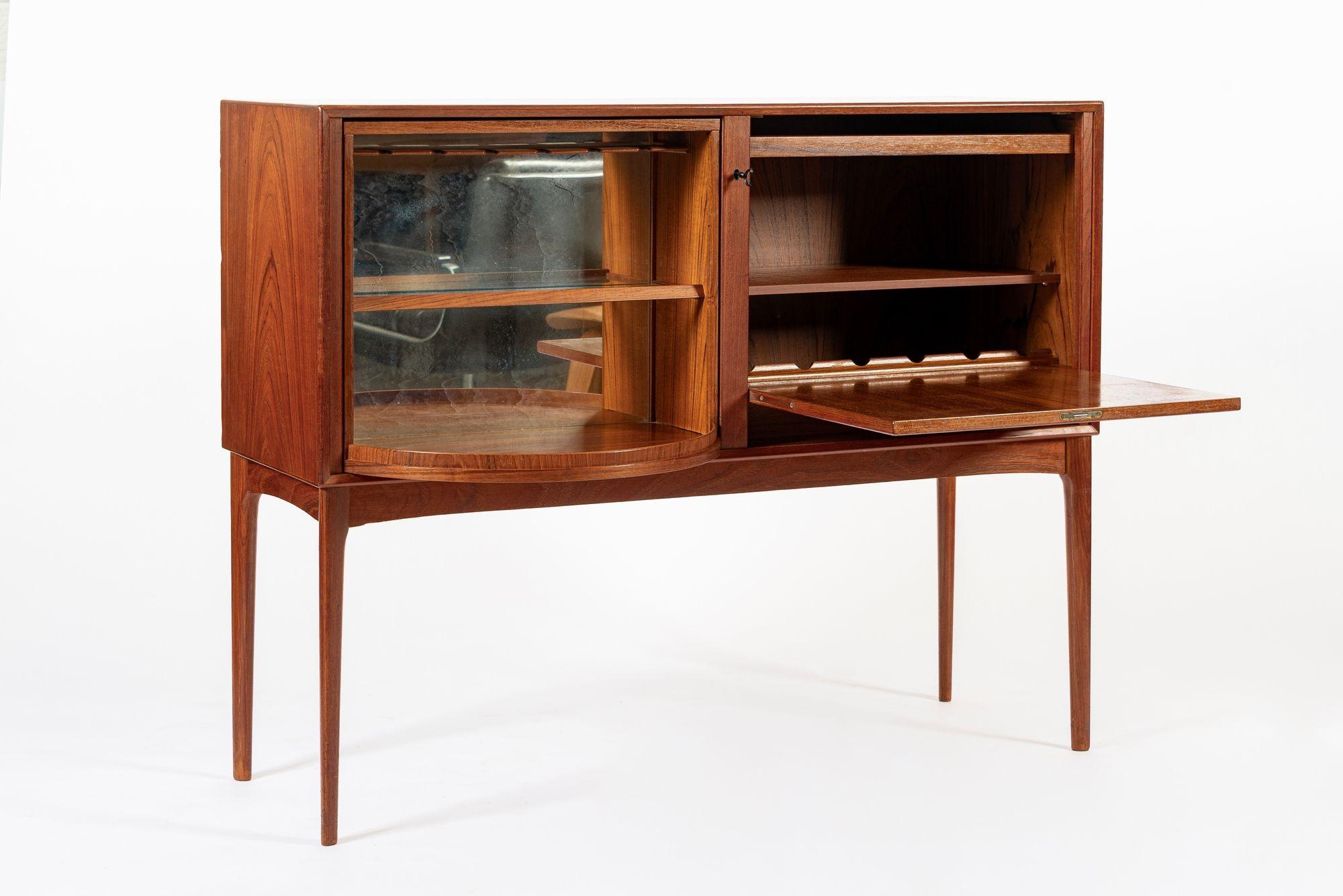 Danois Meuble de bar en teck du milieu du siècle avec Lazy Susan par Fredrik A. Kayser (attr.) en vente