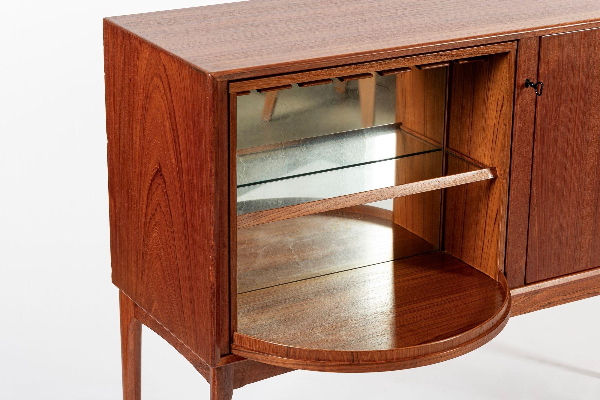 Meuble de bar en teck du milieu du siècle avec Lazy Susan par Fredrik A. Kayser (attr.) Bon état - En vente à Detroit, MI