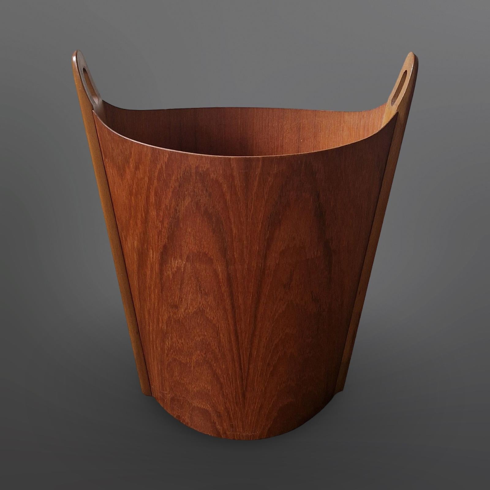 Scandinavian modern waste paper basket. Designed by Einar Barnes in the 1960s and made by P.S. Heggen. It is made from teak plywood and solid beech. It bears the makers mark on the bottom. Beautiful sculptural design that is not only useful but a