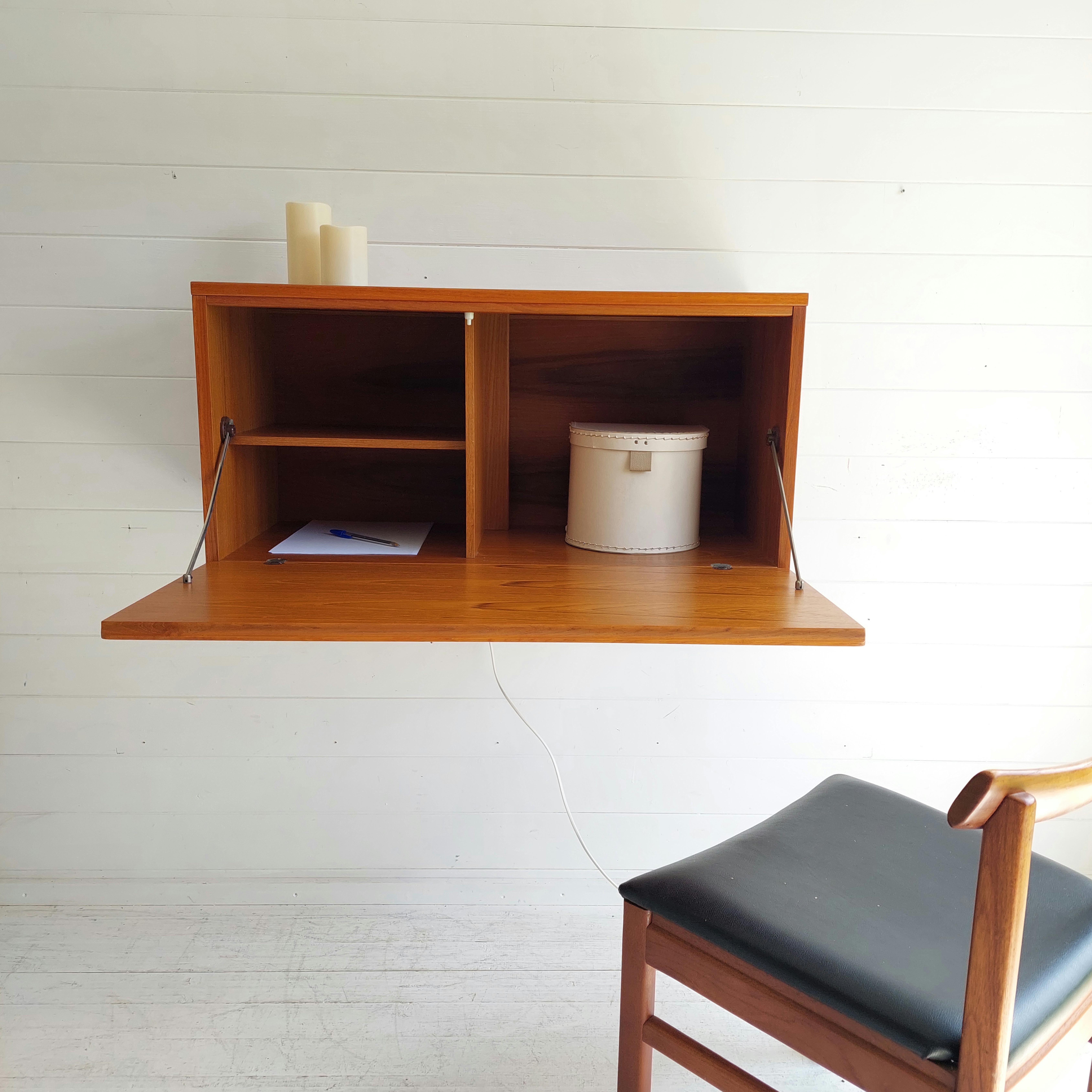 Mid Century Teak Beaver And Tapley Wall Drinks Cabinet Bureau  floating Desk 60s In Good Condition In Leamington Spa, GB