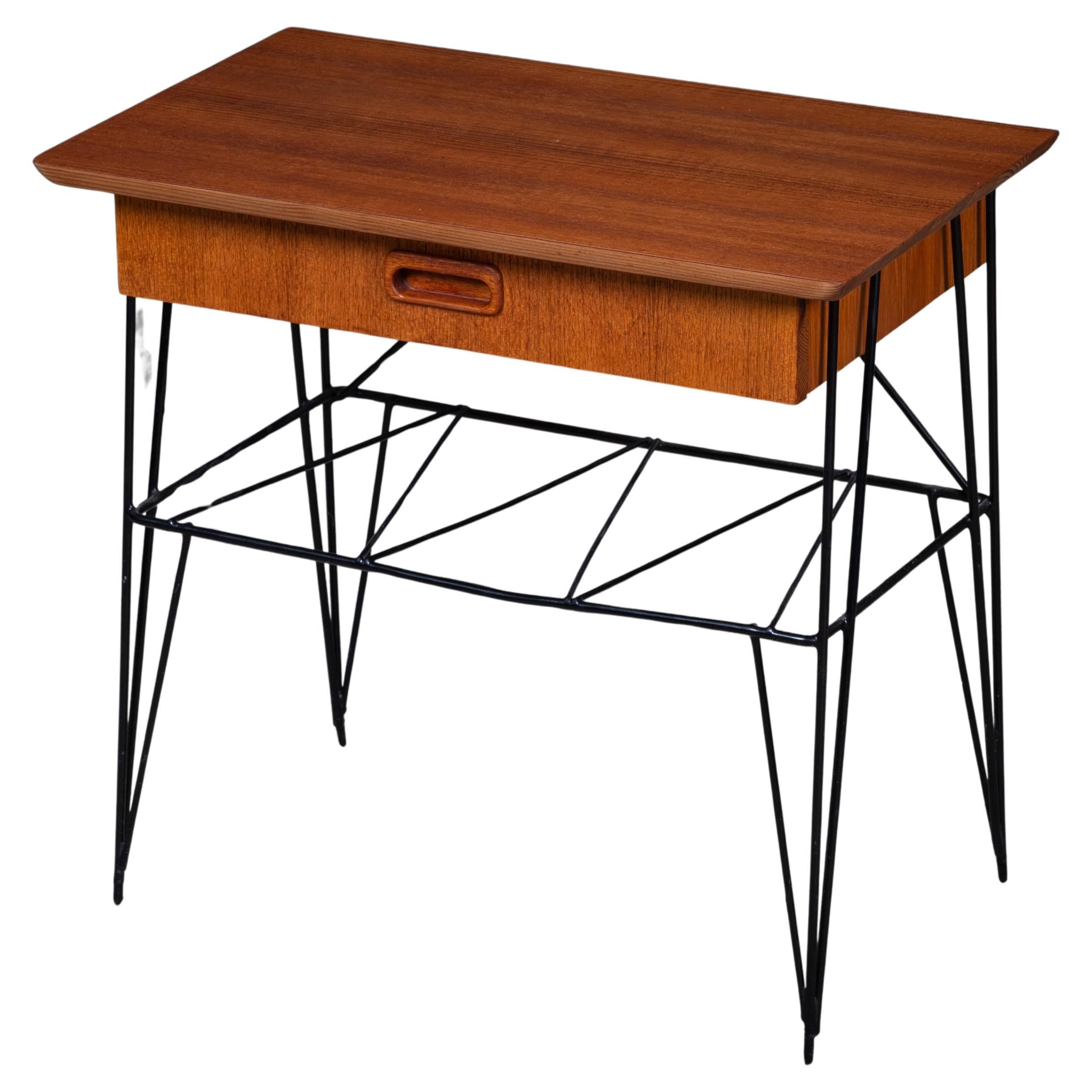Table de chevet / table d'appoint en teck du milieu du siècle avec cadre métallique, design danois, années 1960