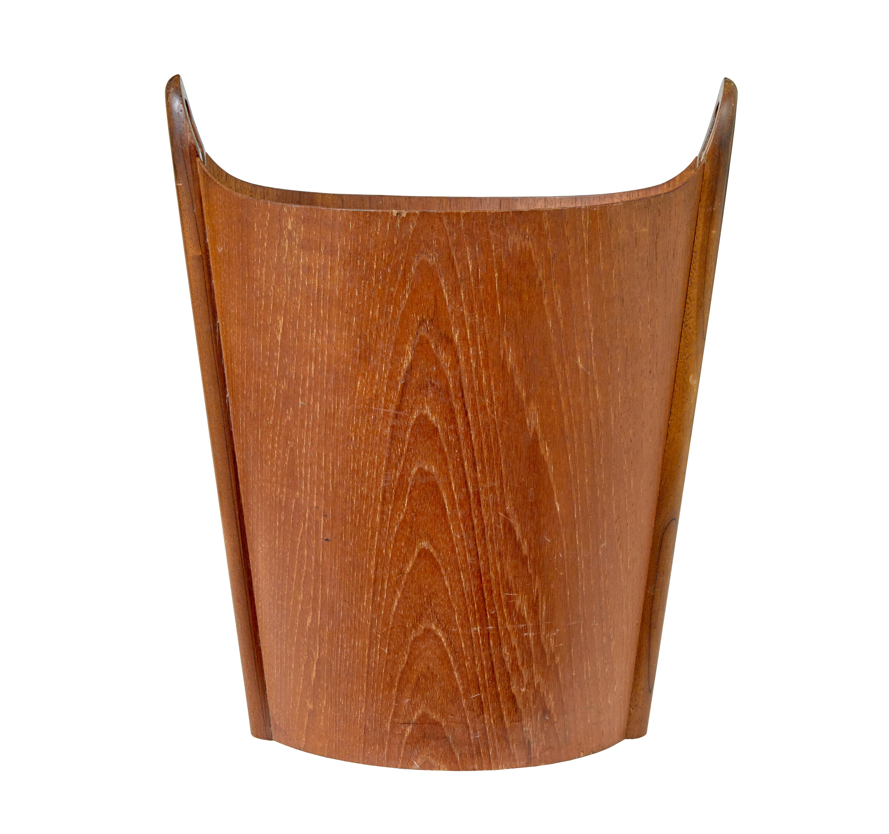 Bidone in teak di metà secolo realizzato da Einer Barnes per P.S. Heggen nel 1963 circa.

Siamo lieti di offrire questo classico del design norvegese, sempre più raro.

Disegnato da Einer Barnes ispirandosi al suo lavoro missionario in Cina e