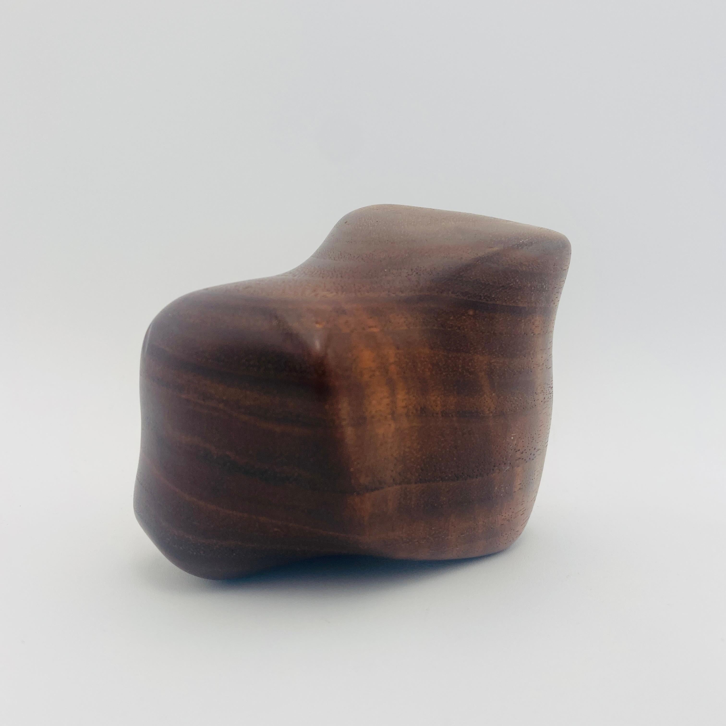 Si tratta di una scultura astratta biomorfa di metà secolo scolpita a mano in teak.

